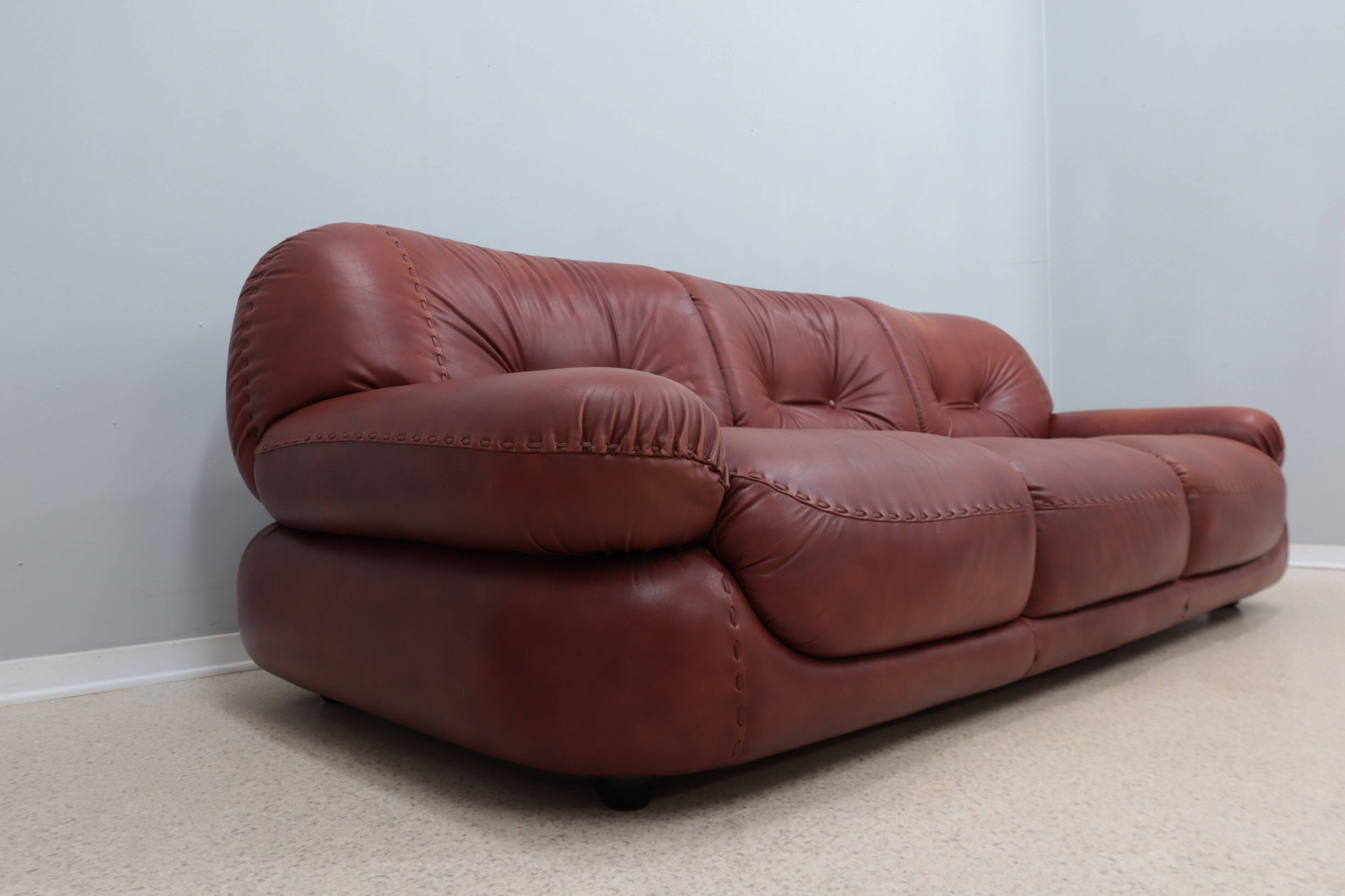 3 seater vintage leather sofa mobil girgi 1970s