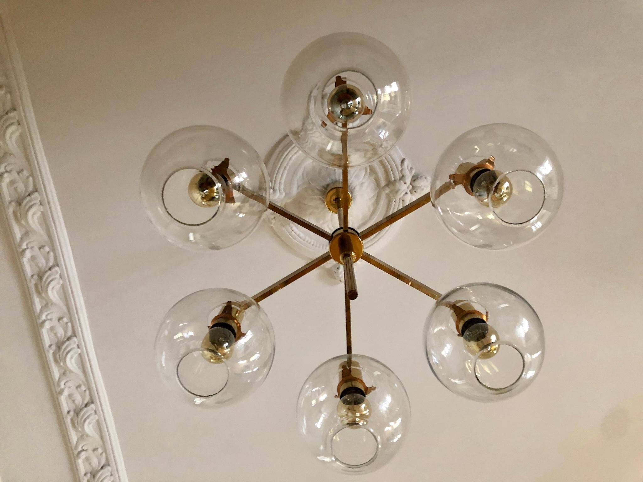 Lustre "Pastoral" en laiton avec six globes Hans-Agne Jakobsson