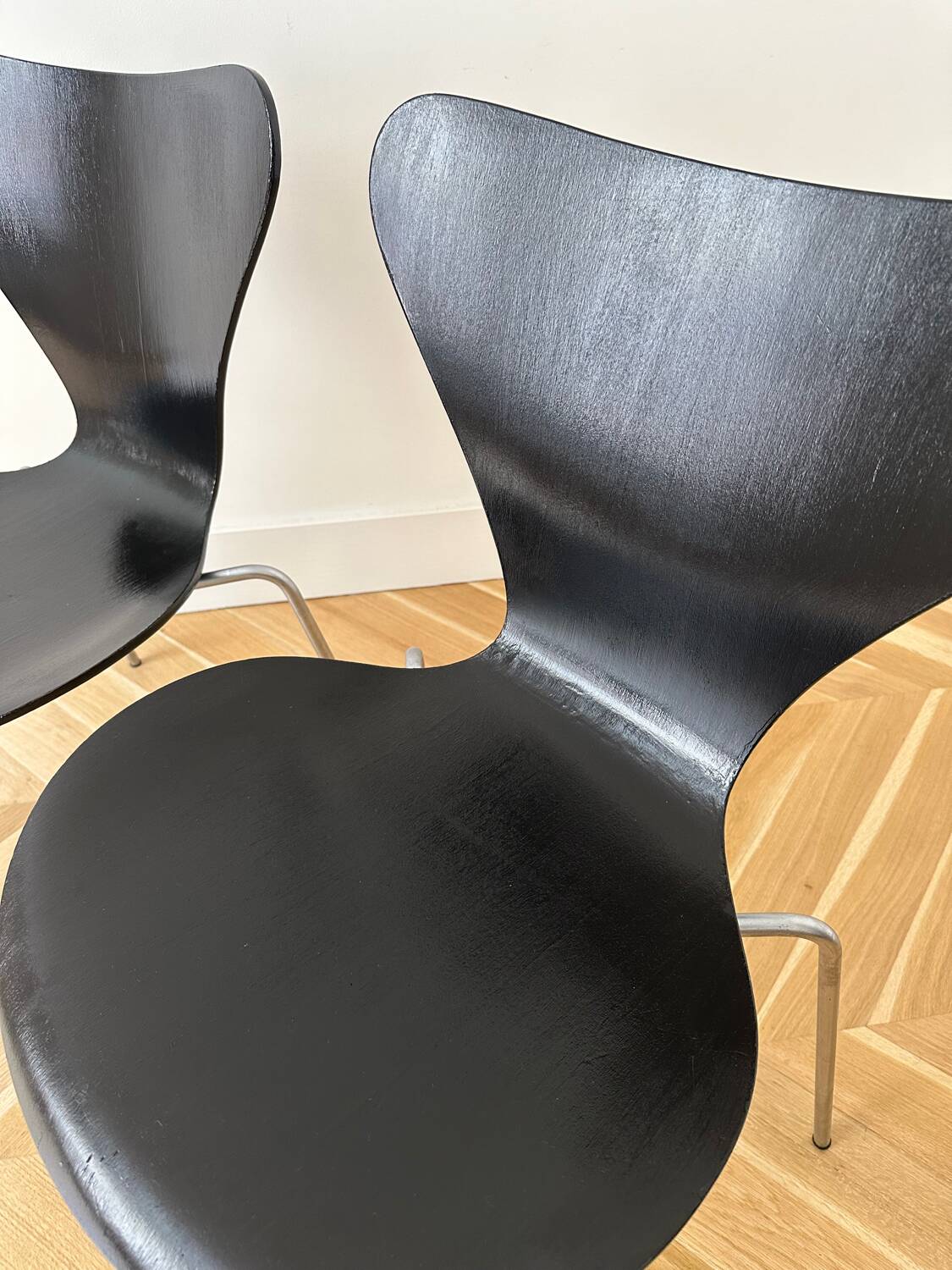 3 Arne Jacobsen Series 7 chairs