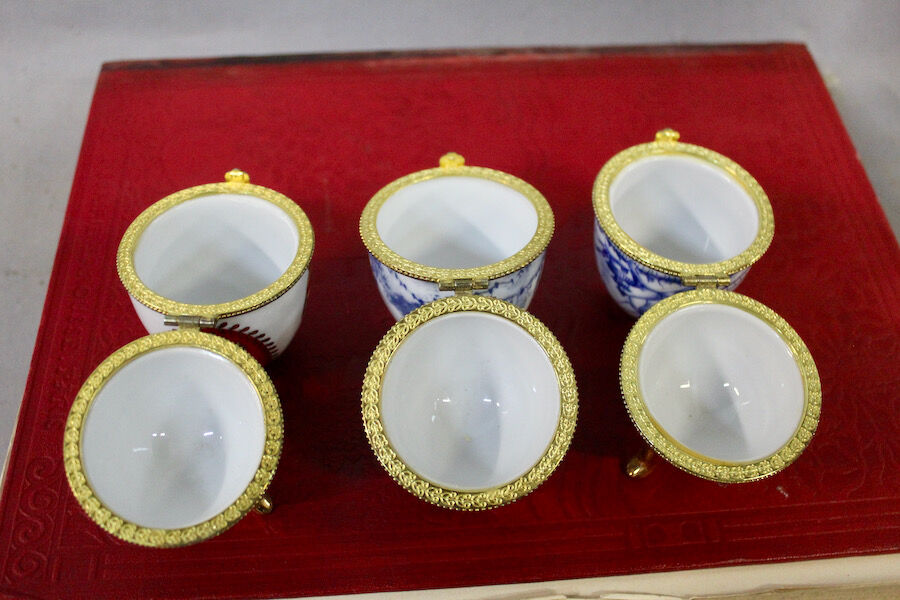 Porcelain egg-shaped boxes