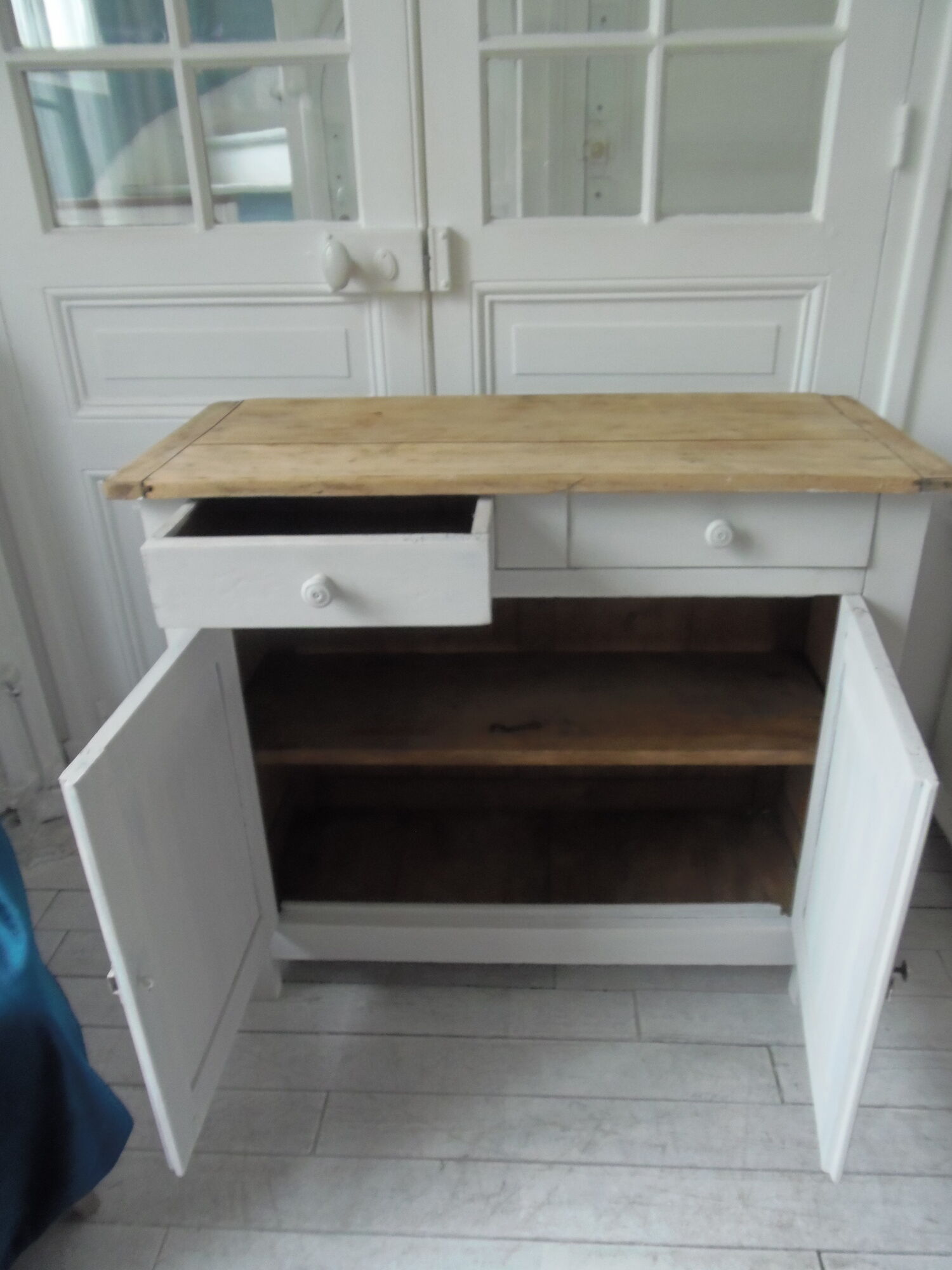 Buffet parisien vintage patiné gris perle, plateau bois.