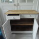 Buffet parisien vintage patiné gris perle, plateau bois.