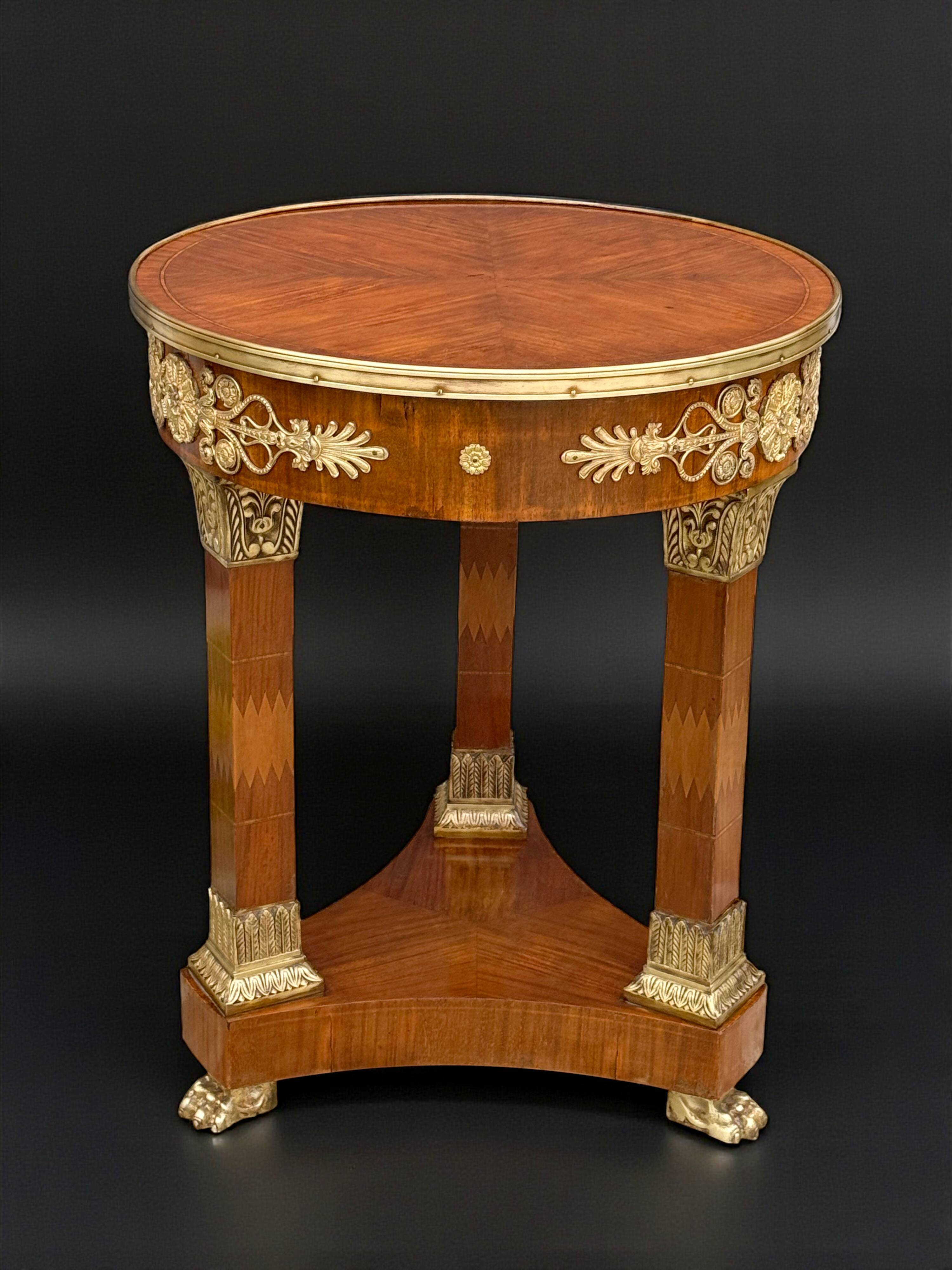 Circular gueridon empire of the 19th century in marquetry ornamented with gilt bronze