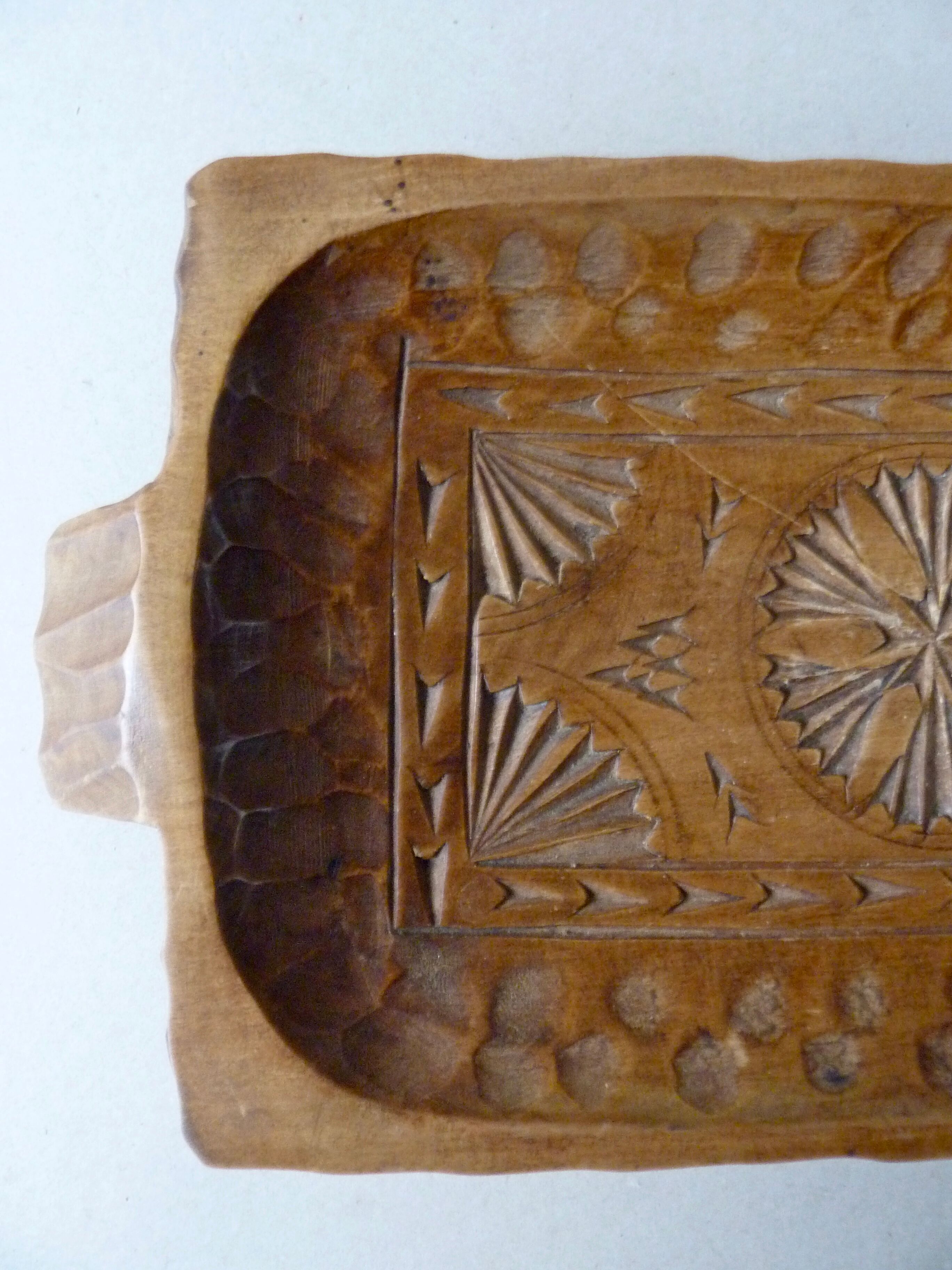 Bread basket, wood carved with gouge, Mountain