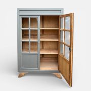 Armoire parisienne vitrée grise de la Samaritaine 1960
