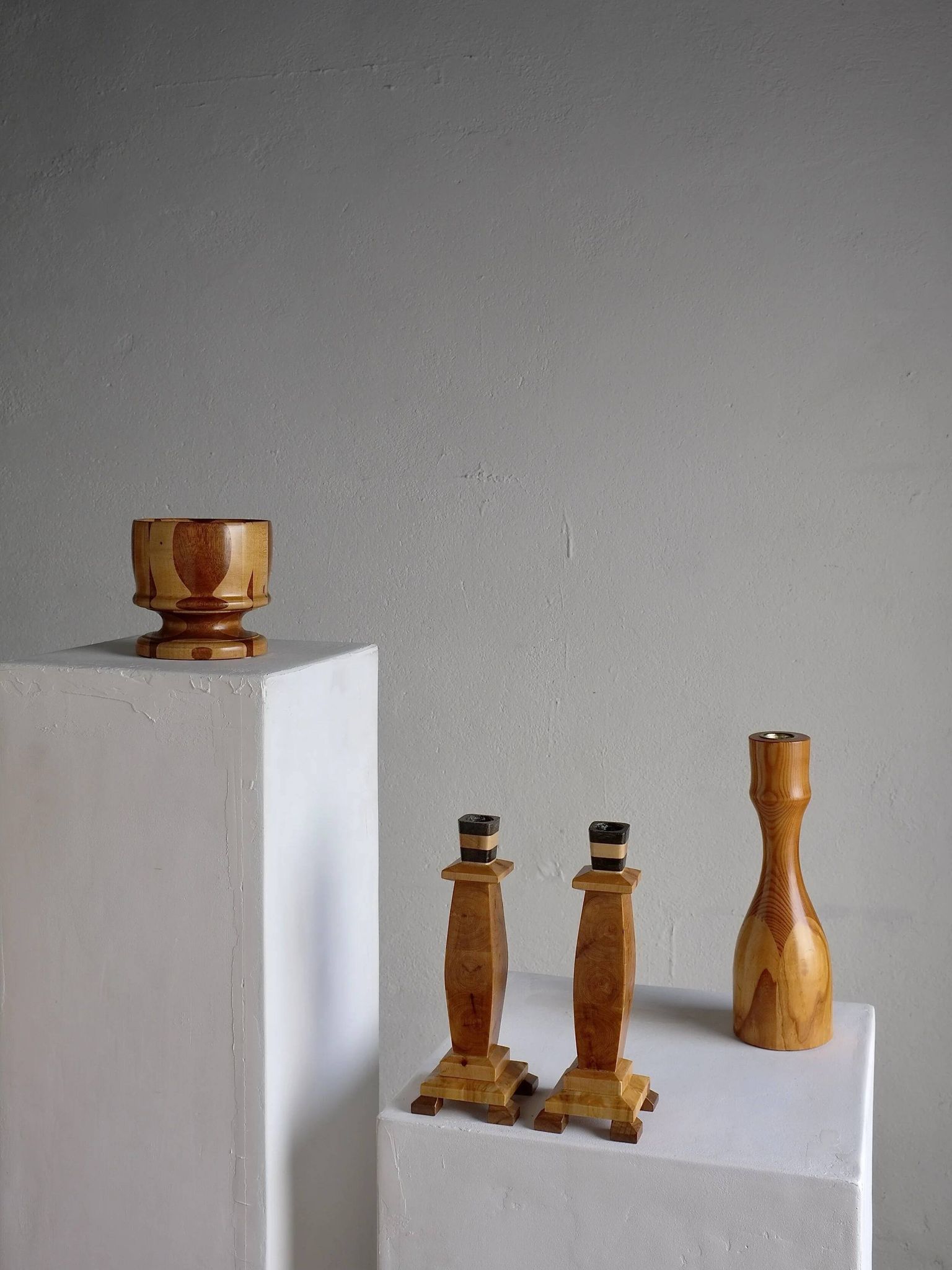 Ensemble de bougeoirs et de coupes en bois sculpté | Suède | Années 1970