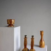 Ensemble de bougeoirs et de coupes en bois sculpté | Suède | Années 1970