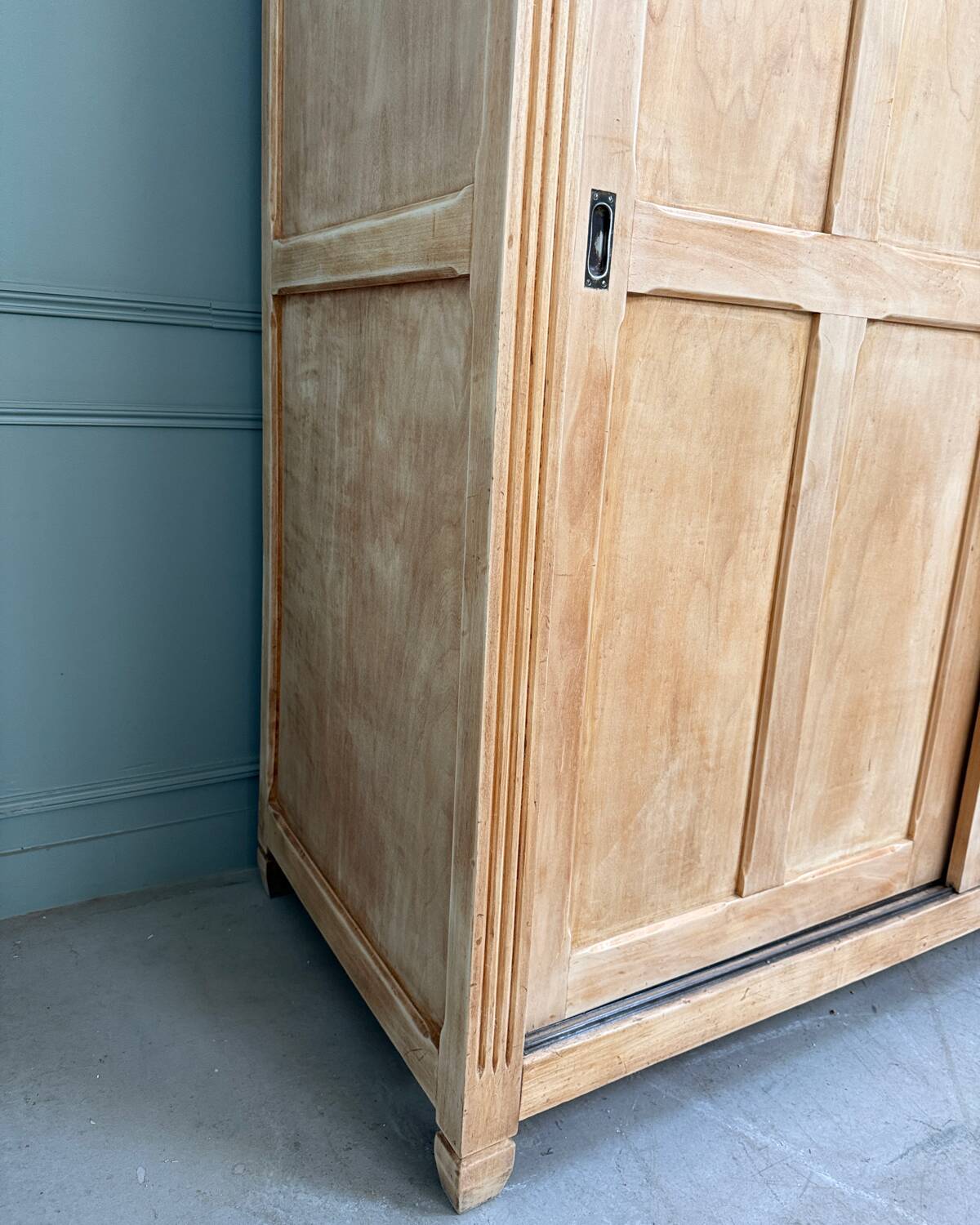 Large Parisian wardrobe with sliding doors (renovated)