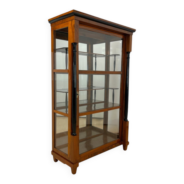 Vitrine Biedermeier en noyer et laiton avec trois côtés vitrées, sud de l'Allemagne, 1830