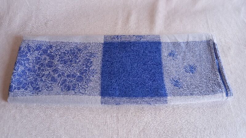 Nappe damassée en lin blanc-bleu