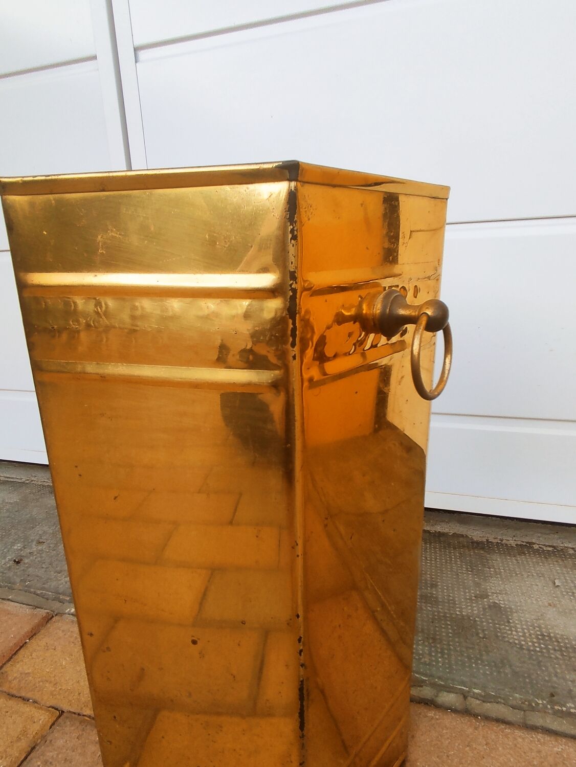 Brass umbrella door