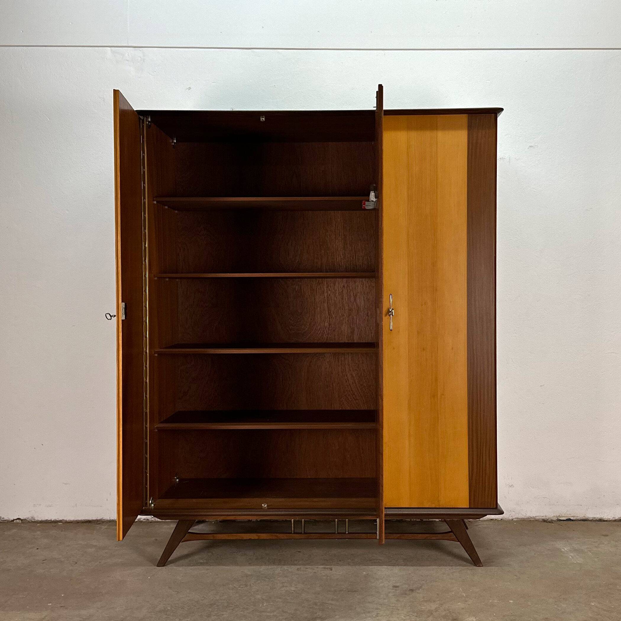 Vintage/mid-century kledingkast.