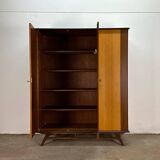 Vintage/mid-century kledingkast.