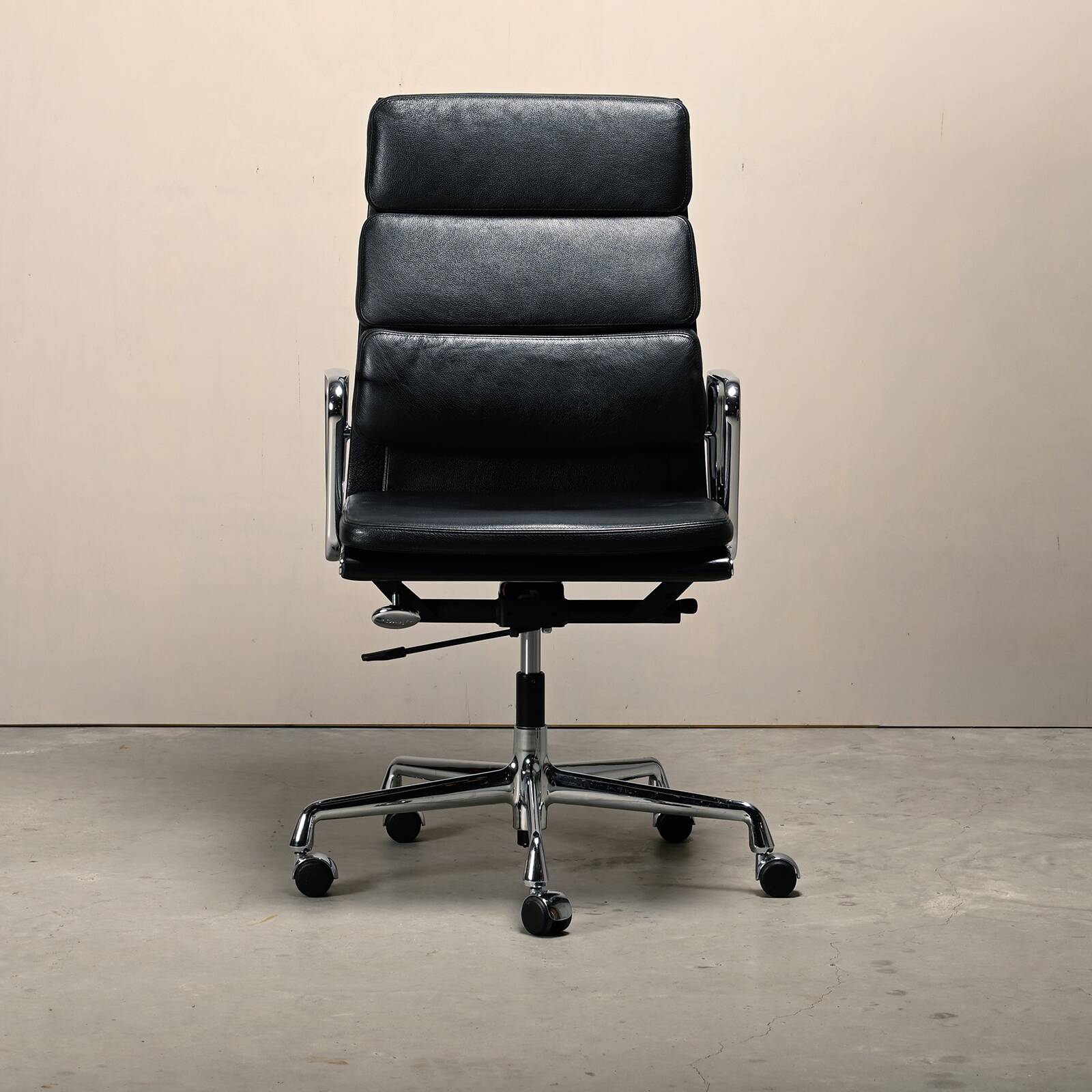 Charles & Ray Eames EA219 Office Chair in Chrome and Black leather, Vitra