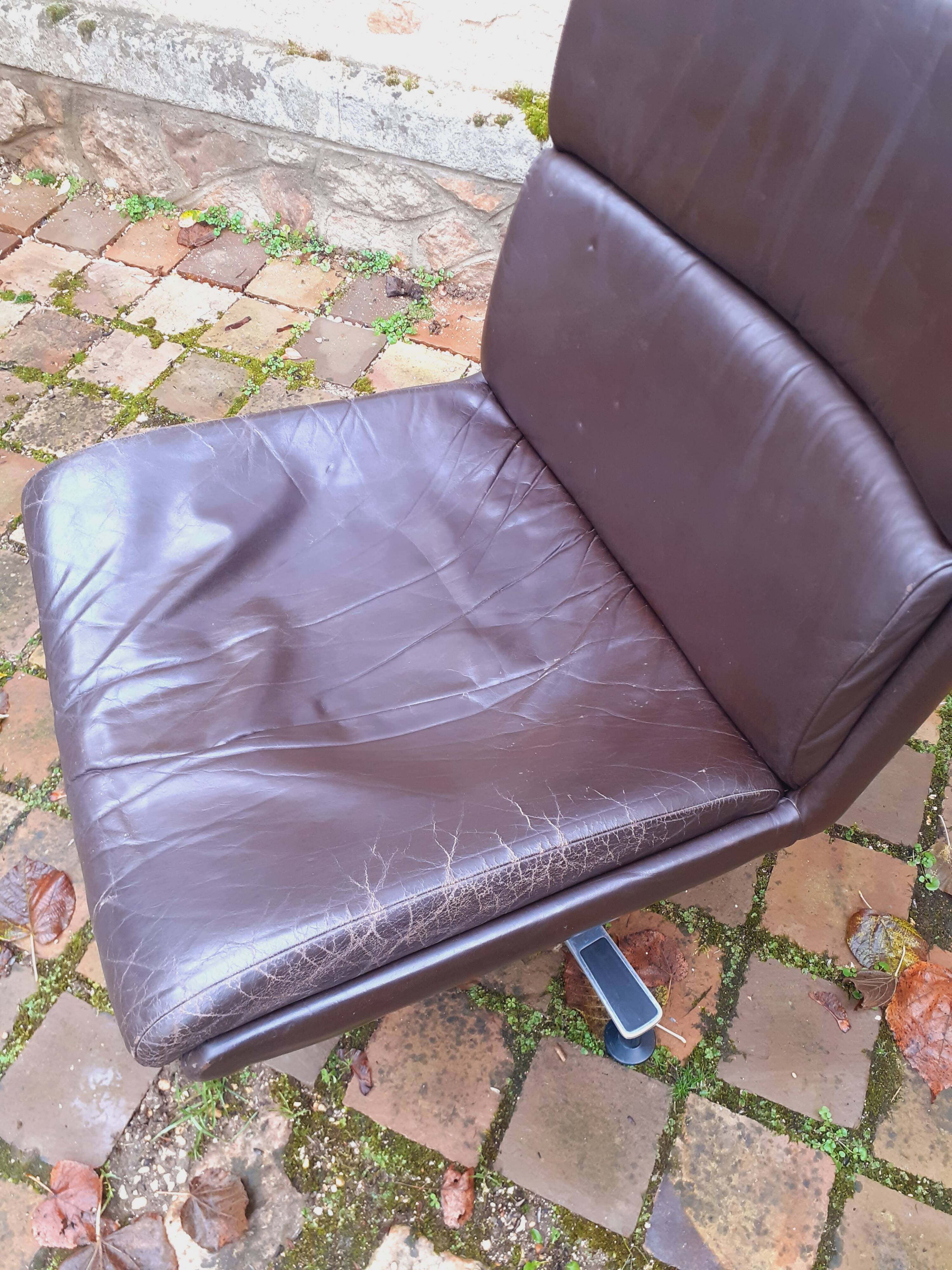 Swivel leather armchair from the 70s, Italian design.