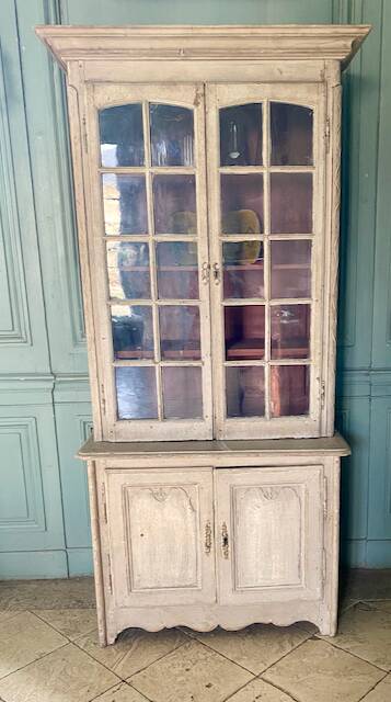 Small shabby two-body buffet