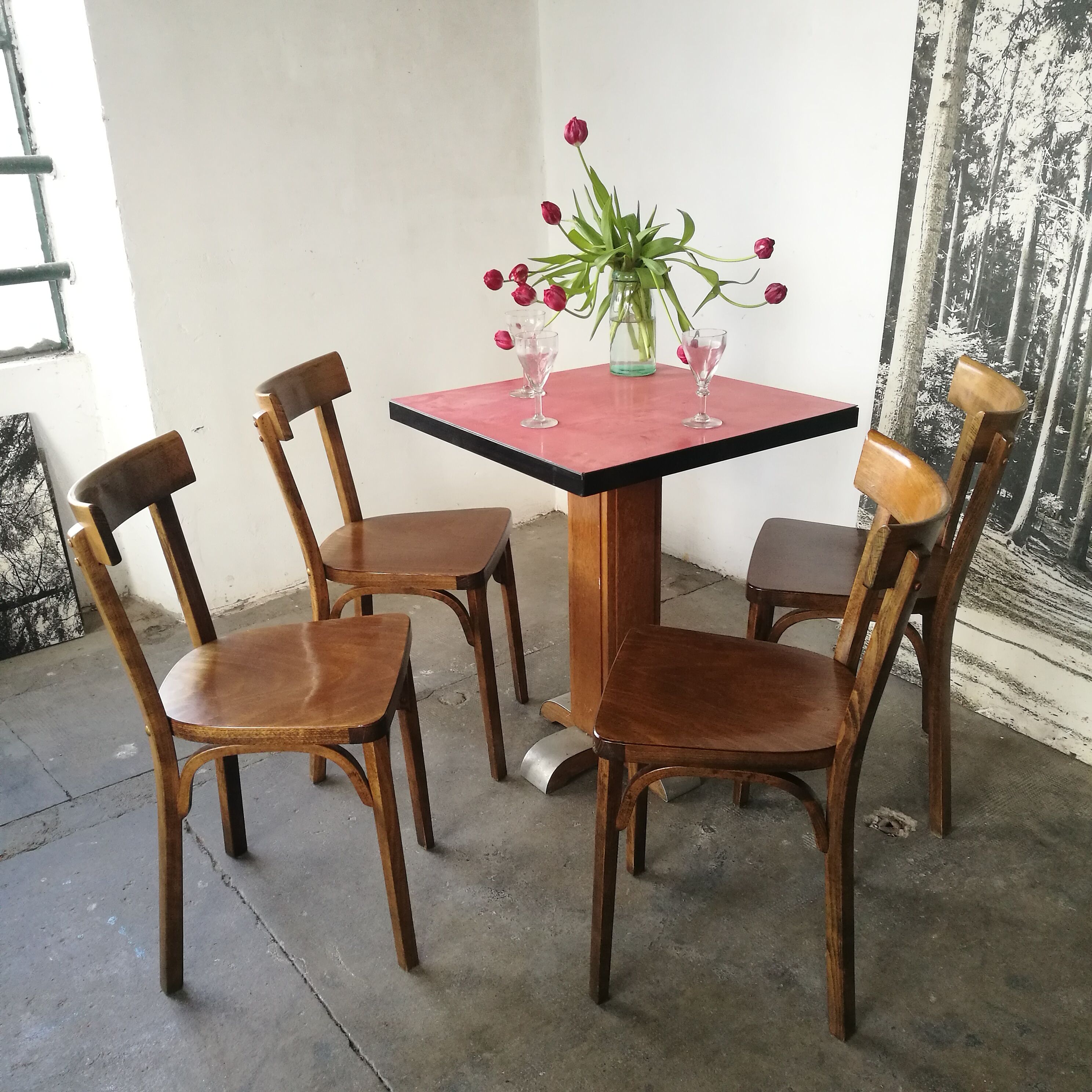 Set de 4 chaises bistrot en bois estampillées Baumann