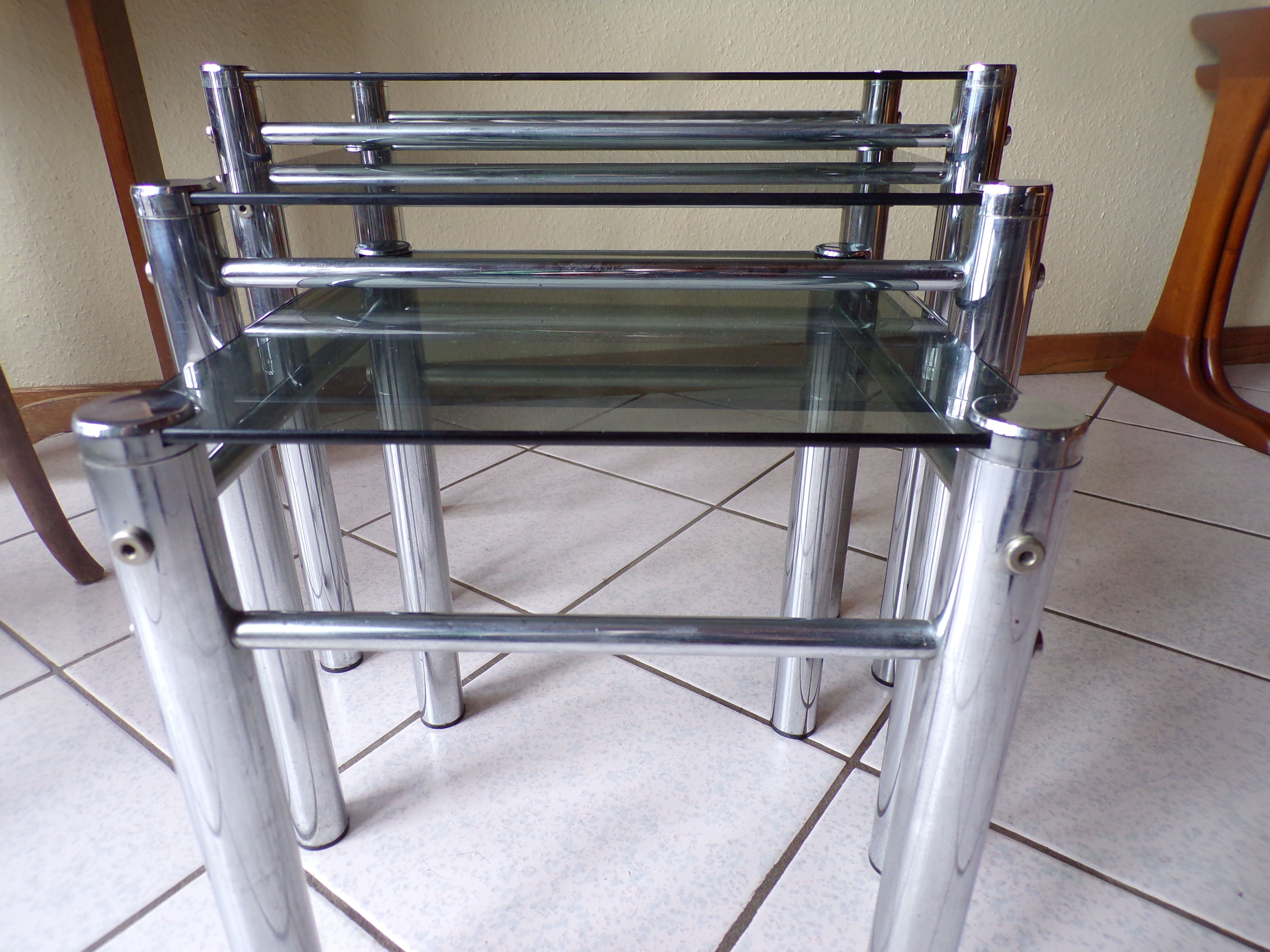 Pull-out tables in glass and metal 80 years