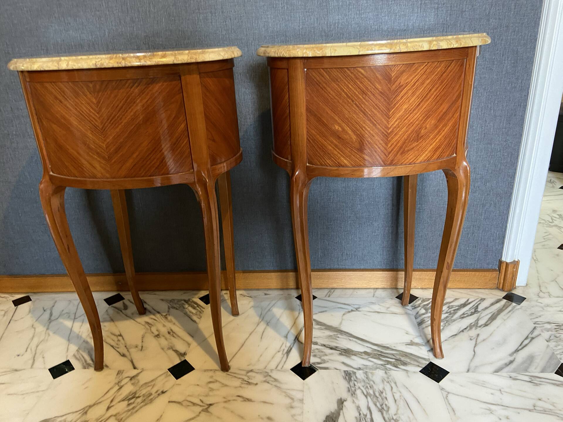 Tables de chevet style Louis XV