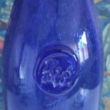 Carafe Biot en verre bleu de Perse