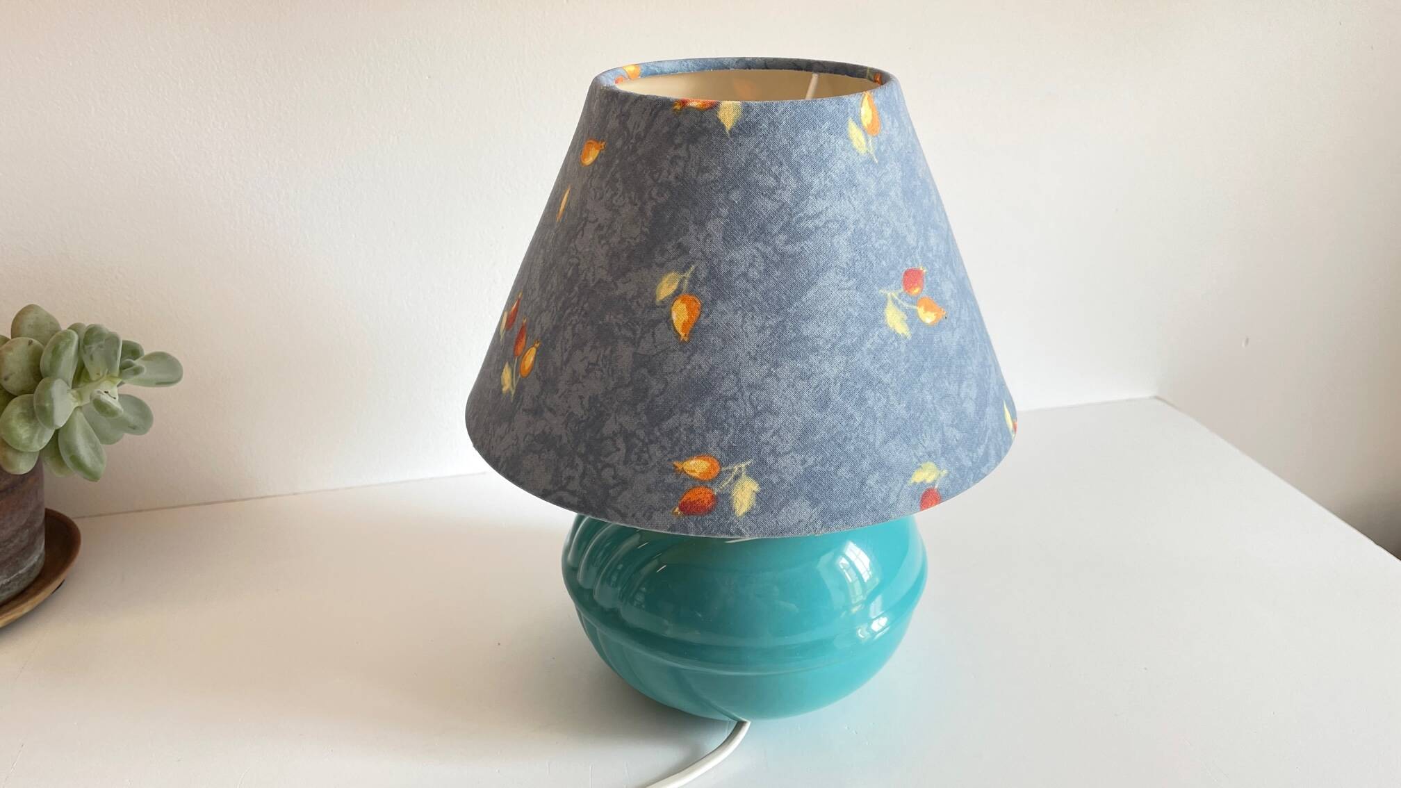 Lampe boule en céramique bleue vintage