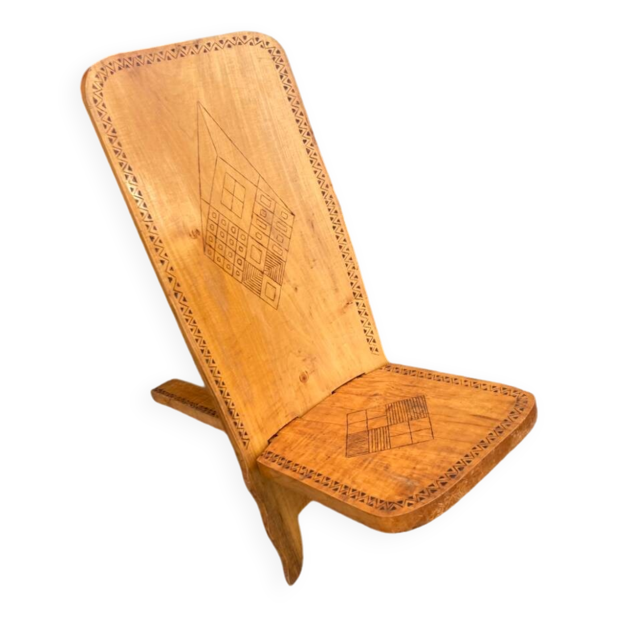 Grande chaise Africaine vintage en bois massif sculpté de motifs géométriques