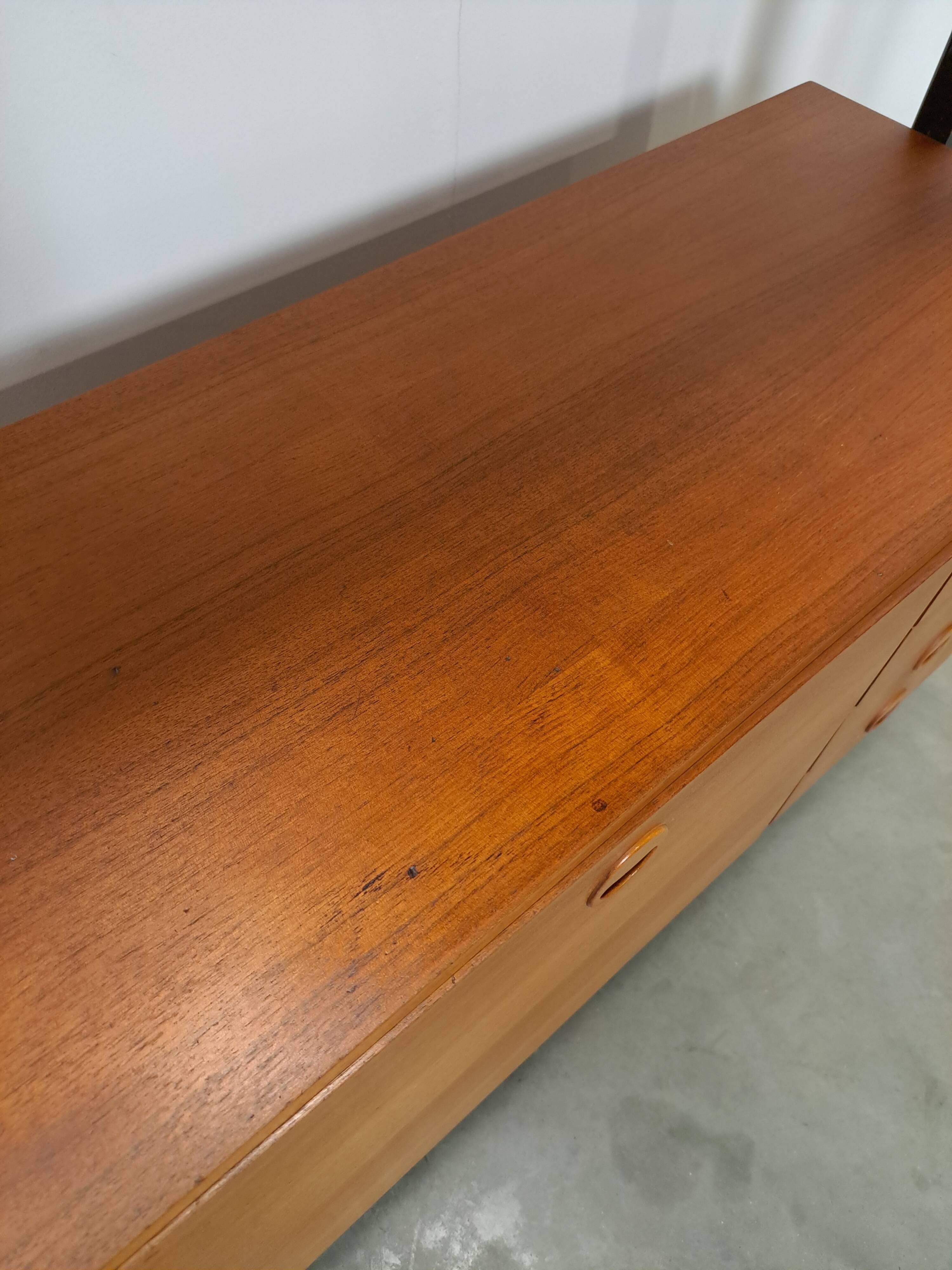 Armoire design en teck Musterring avec pieds noirs