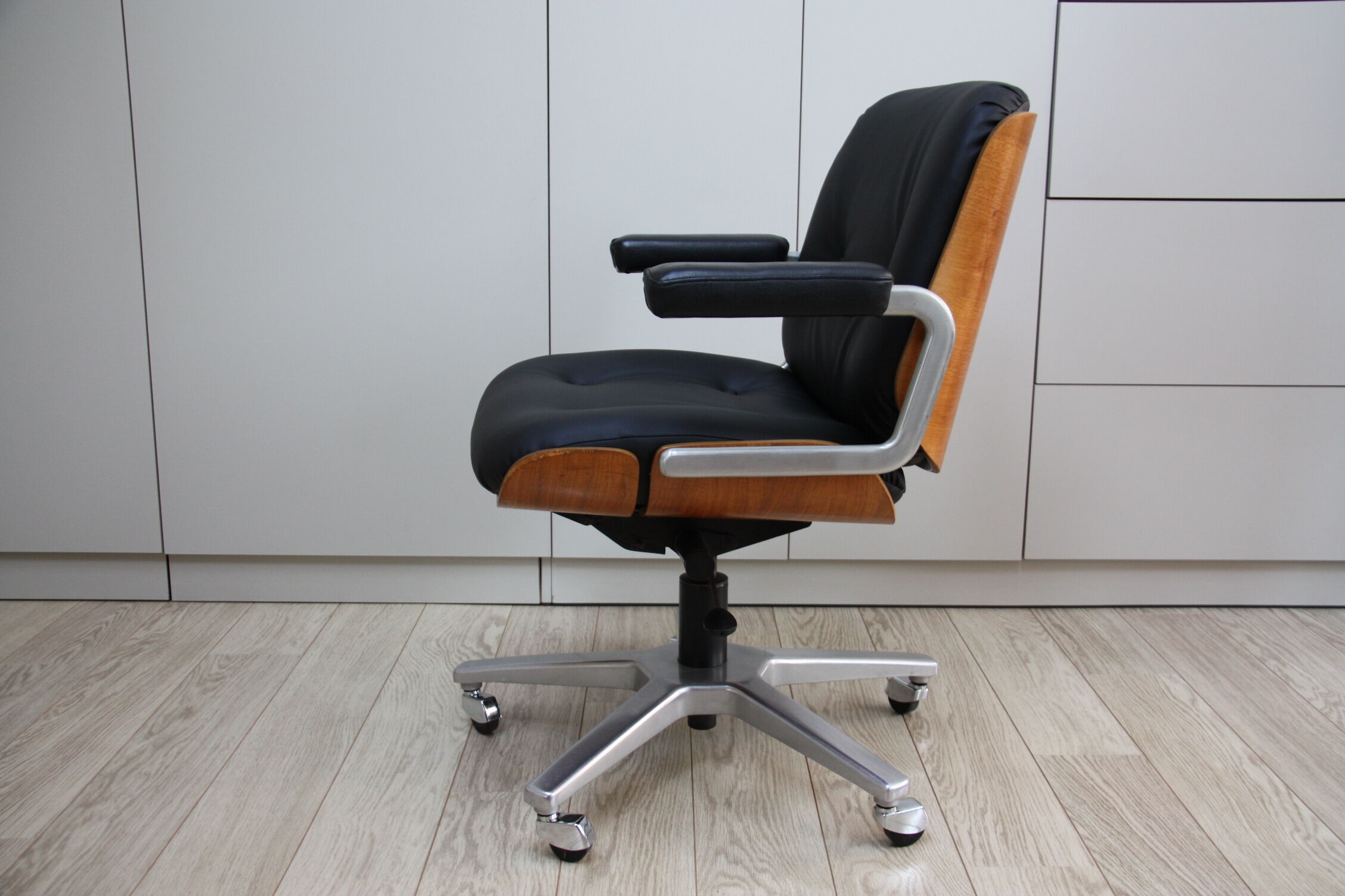 Vintage swivel office armchair in black leather and wood by Giroflex 60s