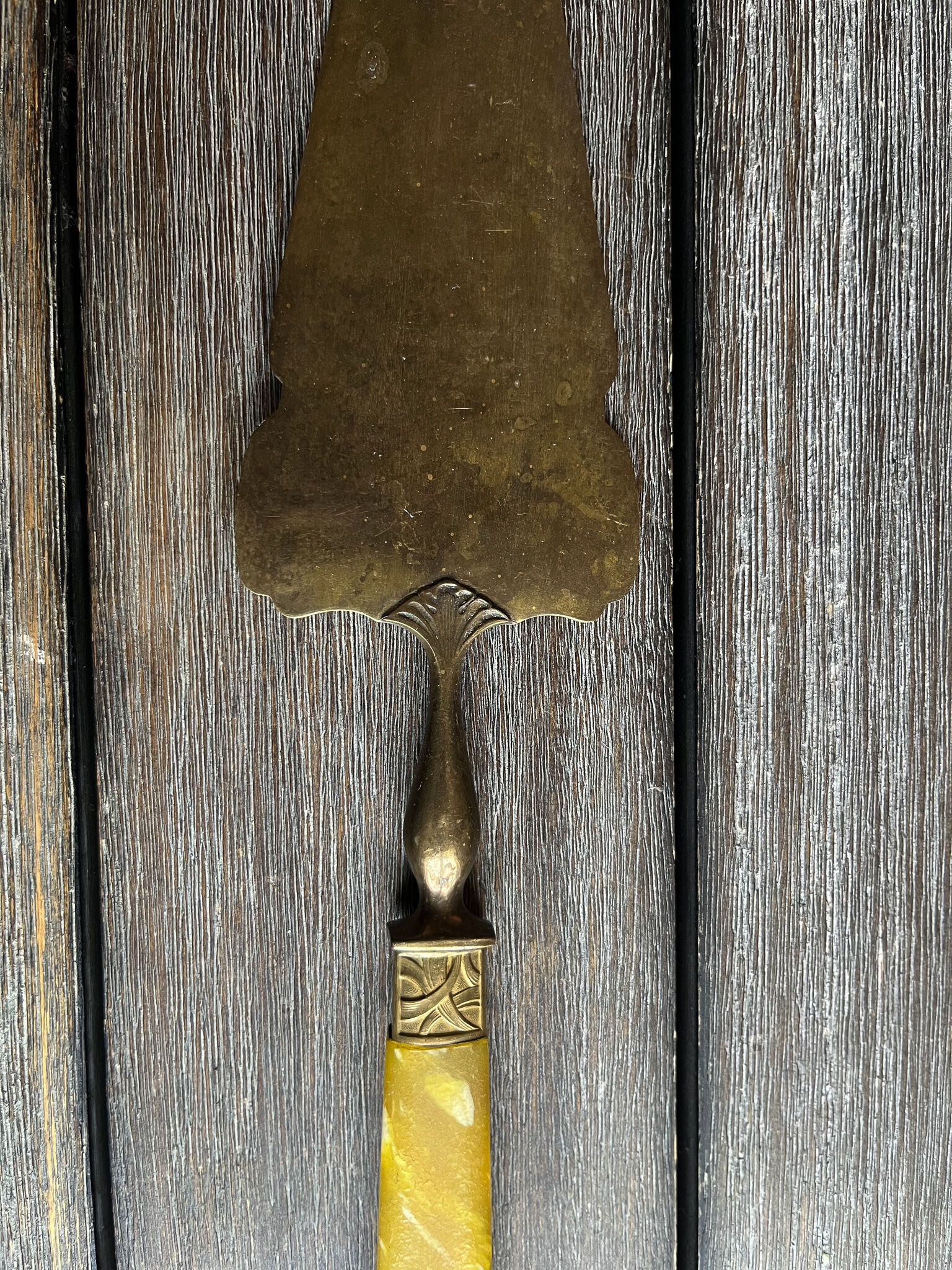 Art deco pie shovel