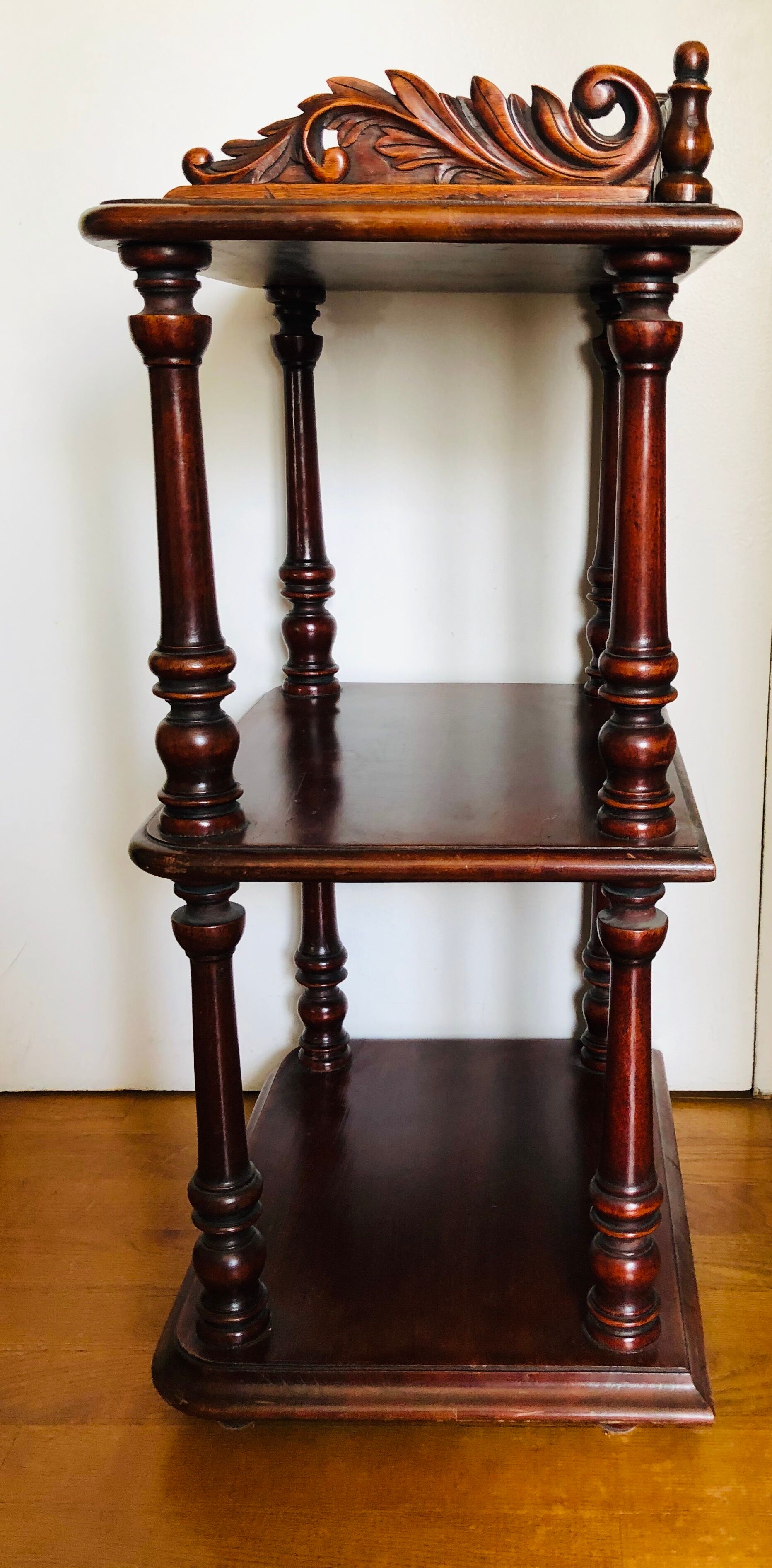 Etagère en bois sculpté