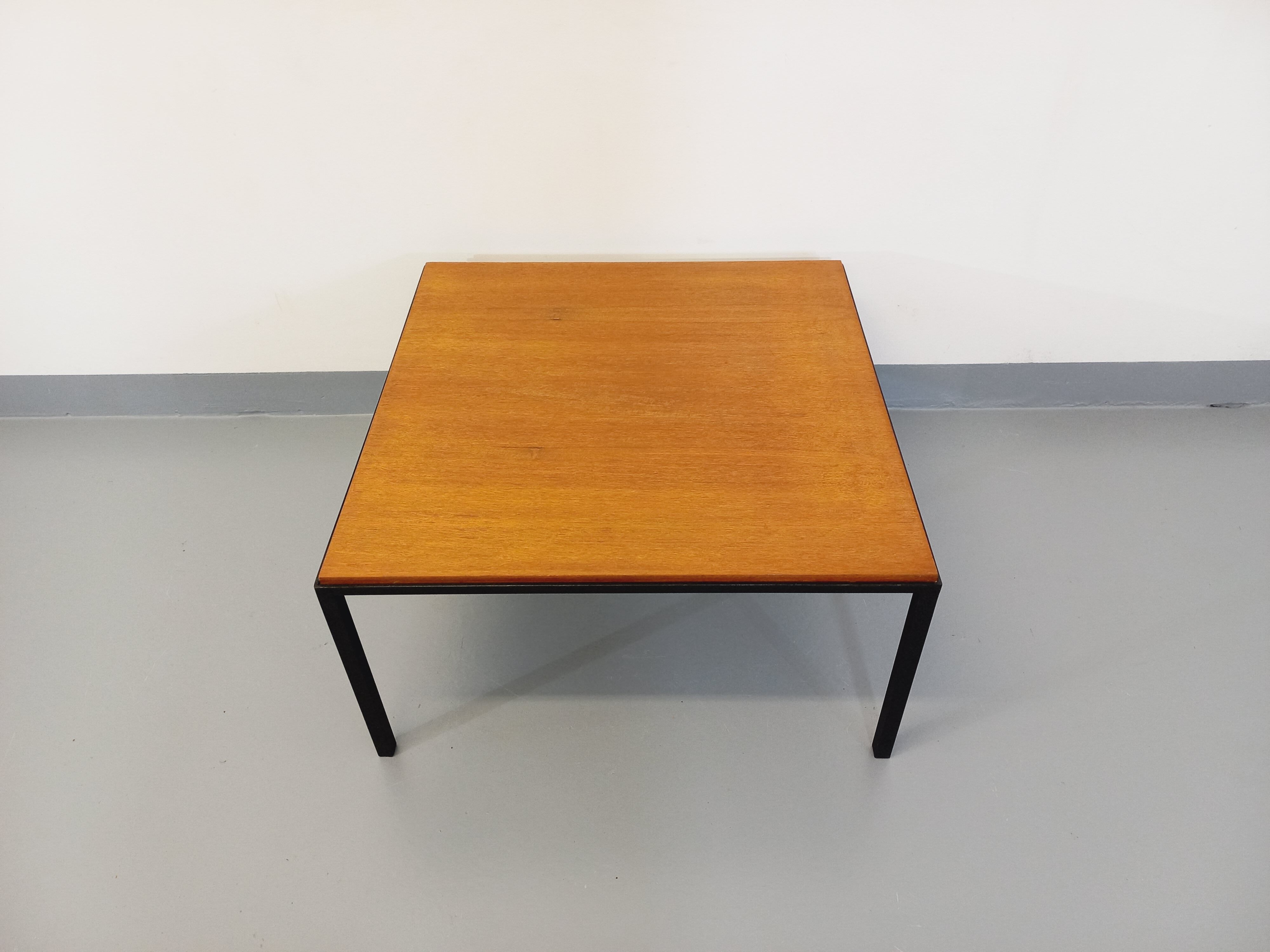 Table basse carrée moderniste vintage en teck et métal noir des années 60