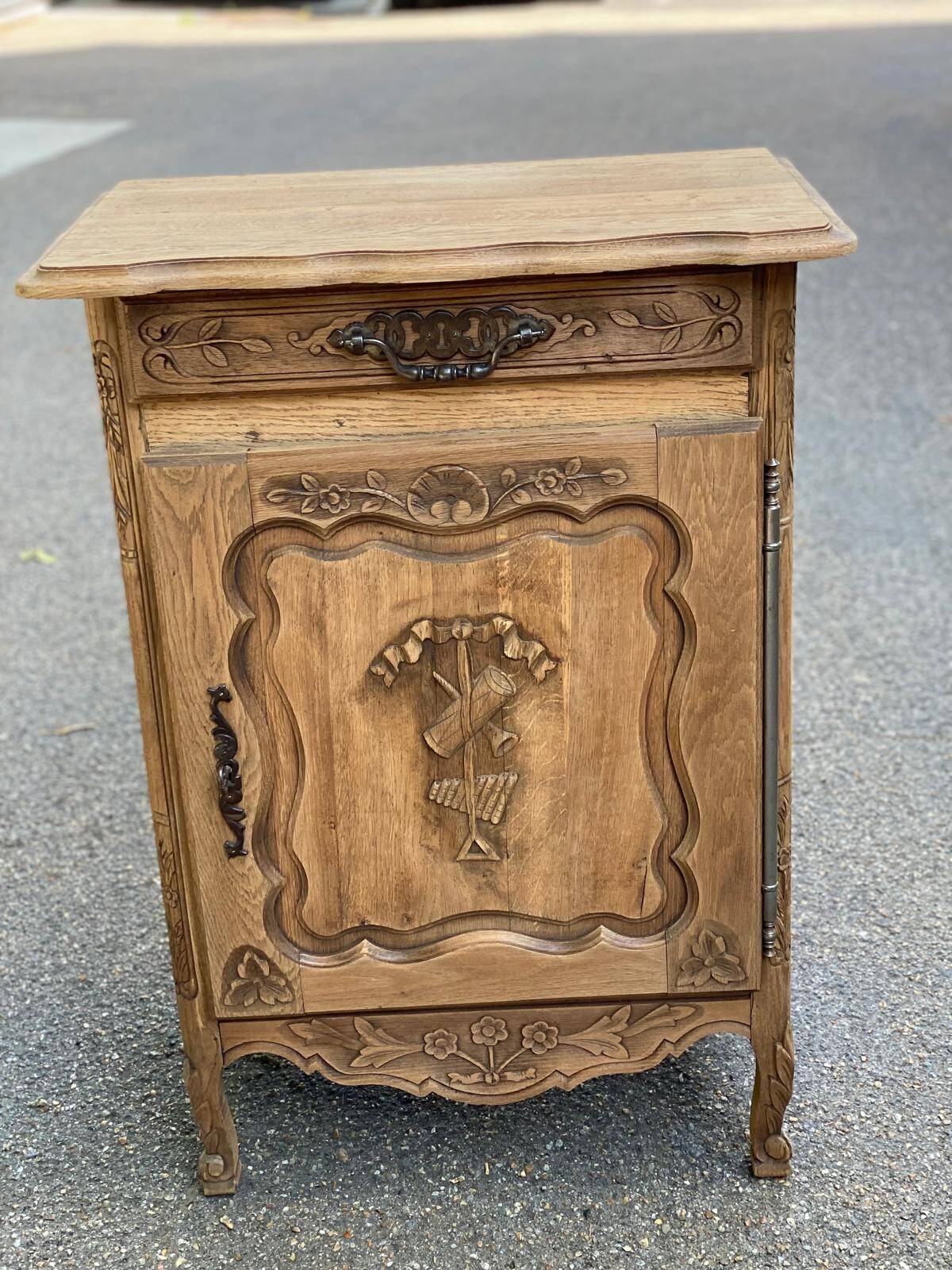 Louis XV chest of drawers renovated in solid raw oak wood, 18th century