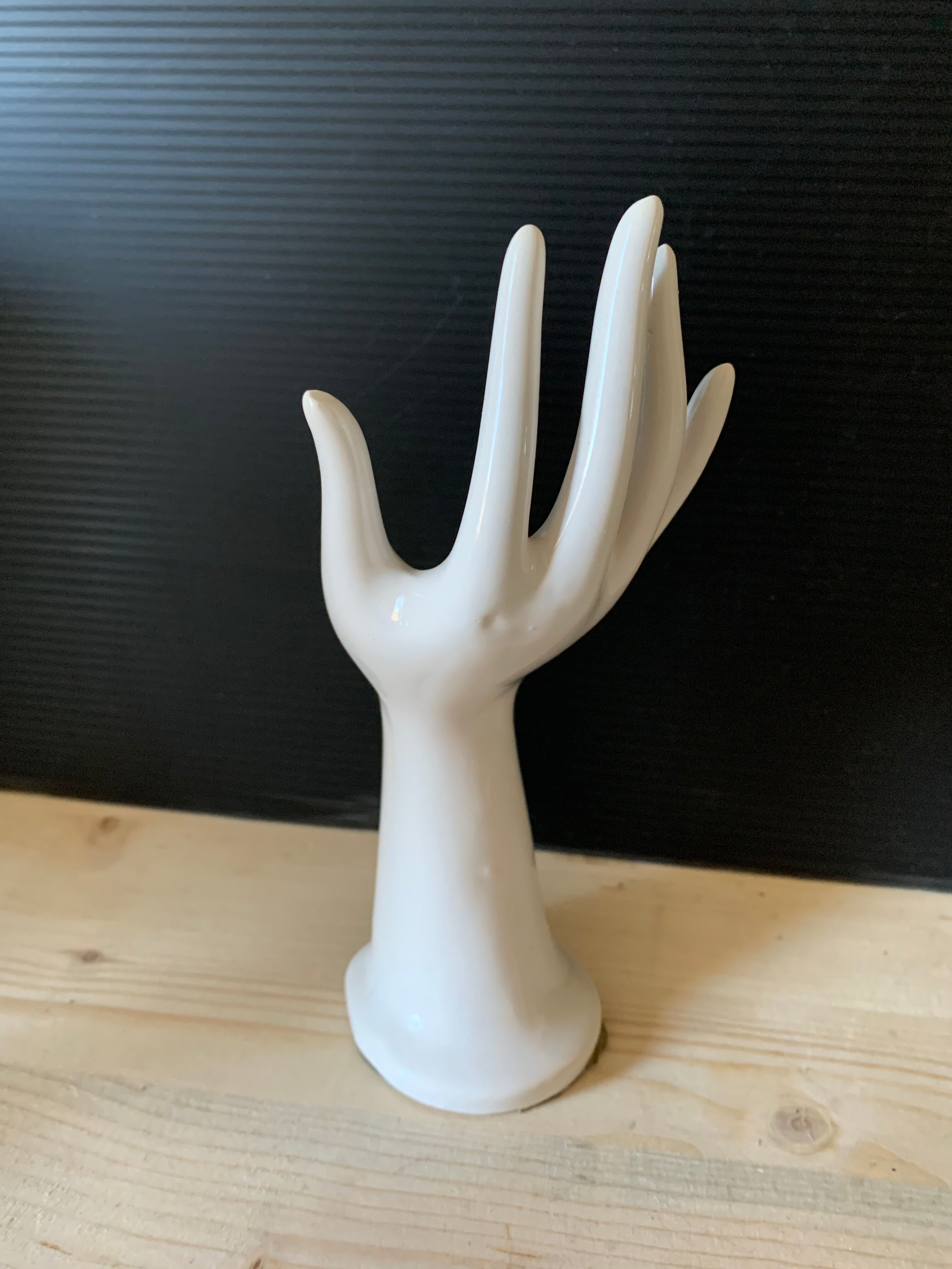 Hand baguier stings flowers