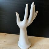 Hand baguier stings flowers