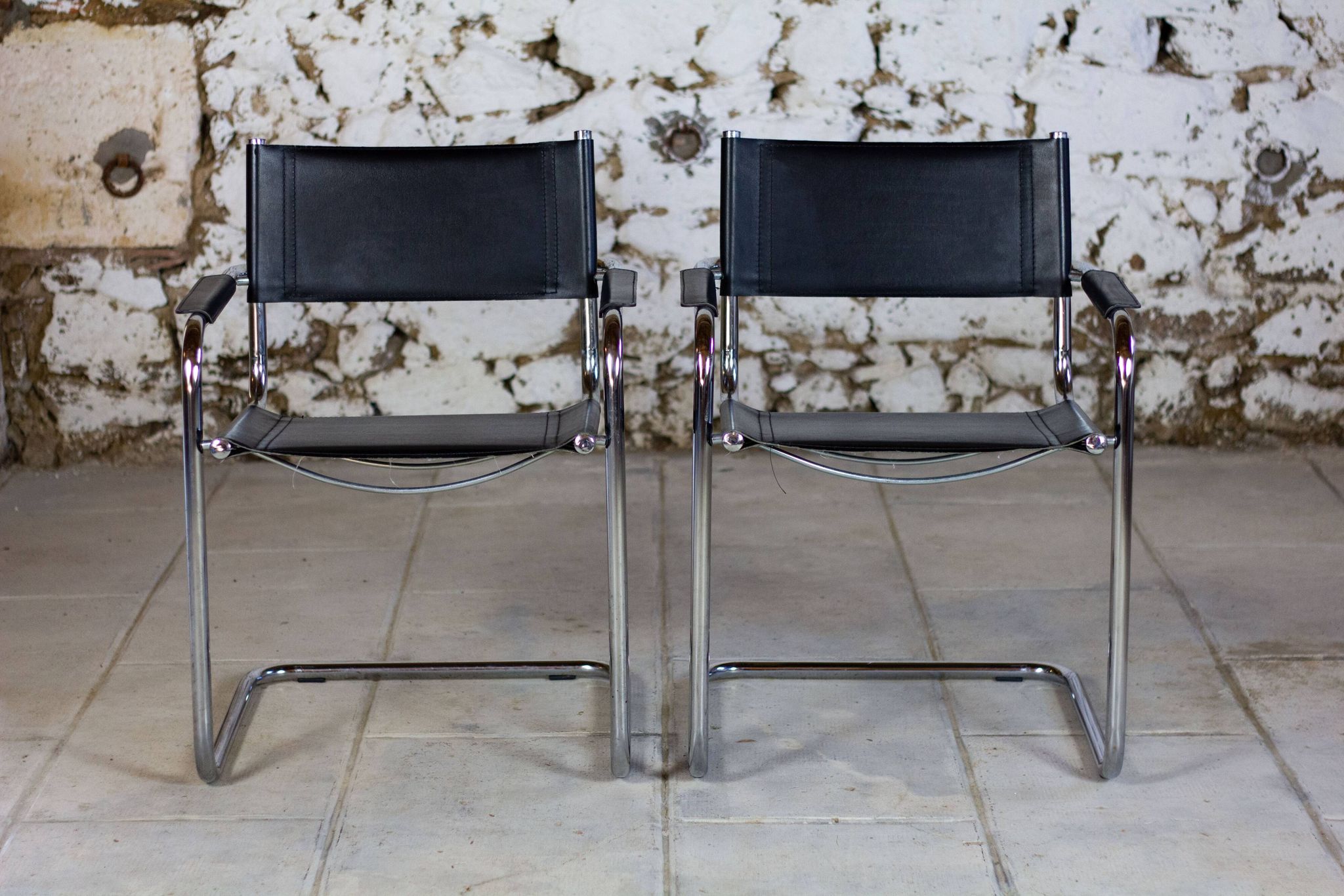 Pair of Bauhaus cantilever armchairs in chromed metal and leather, 1970