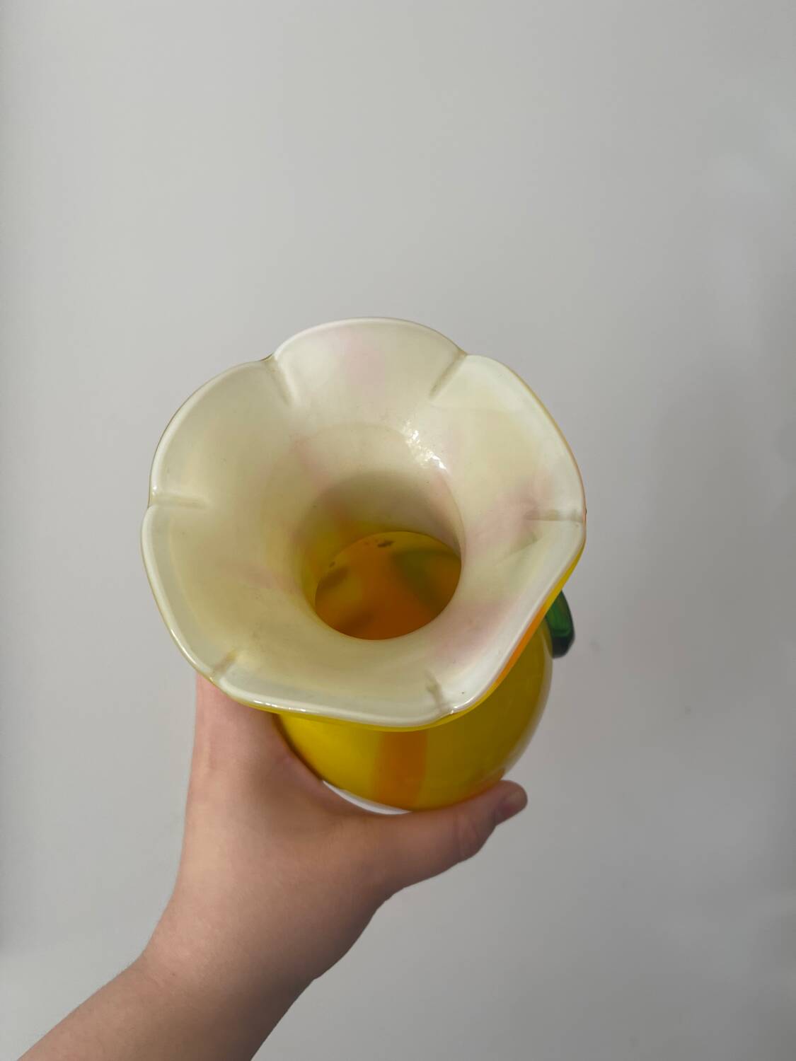 Vase en verre soufflé style Murano à décor de fleur