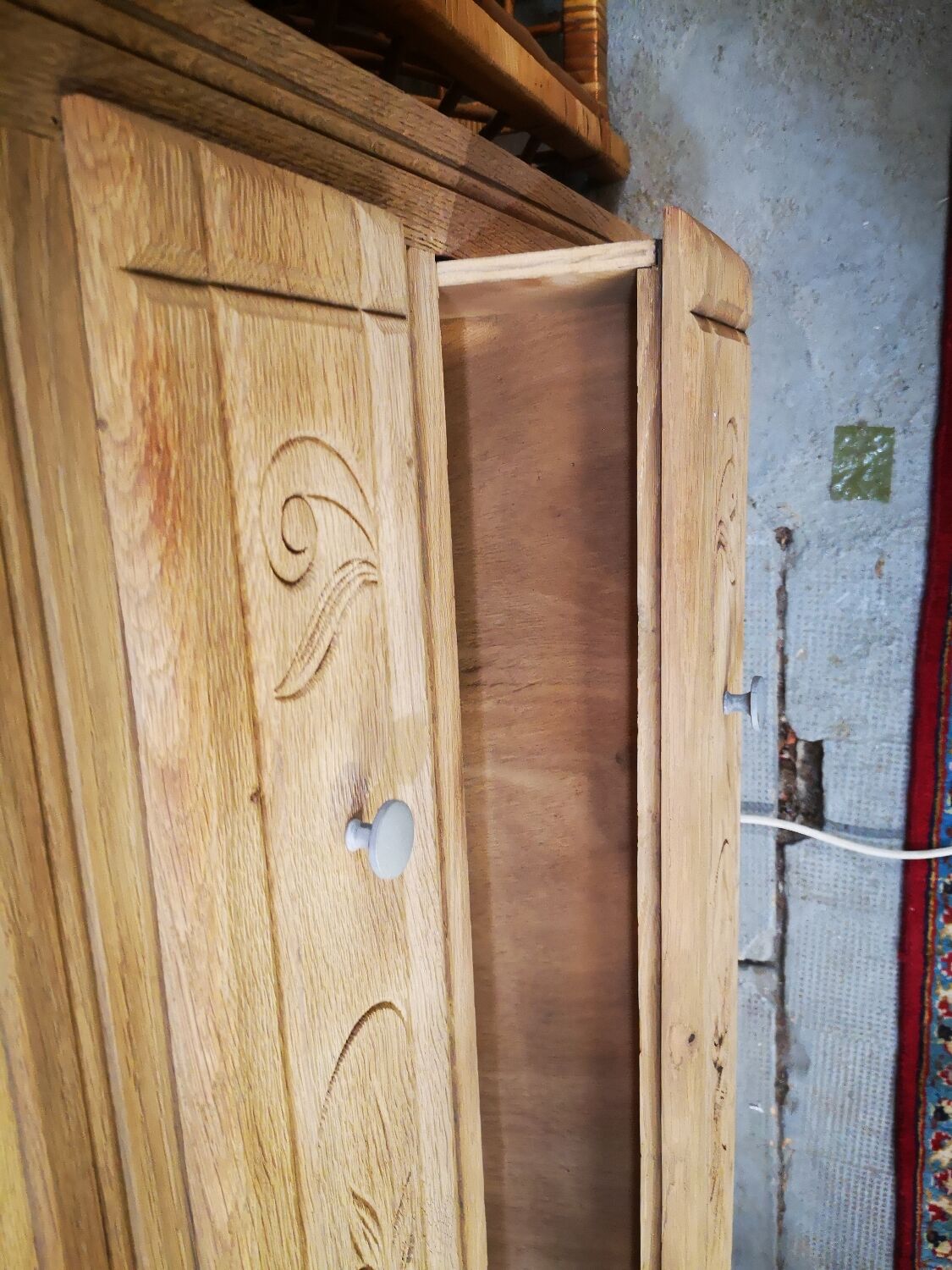 Aerogummed chest of drawers