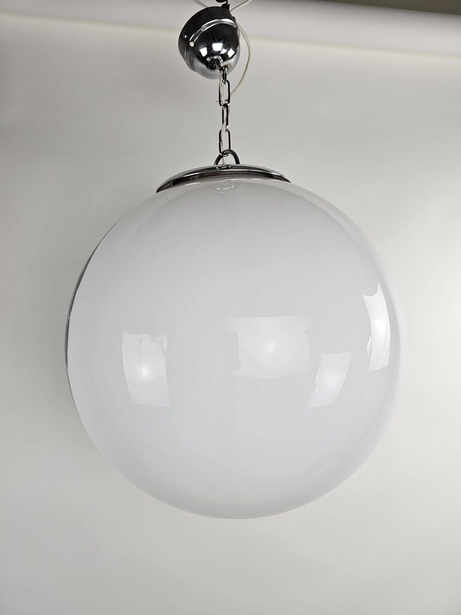 Grande lampe globe diamètre 45 cm Italie années 60 en verre blanc et violet.