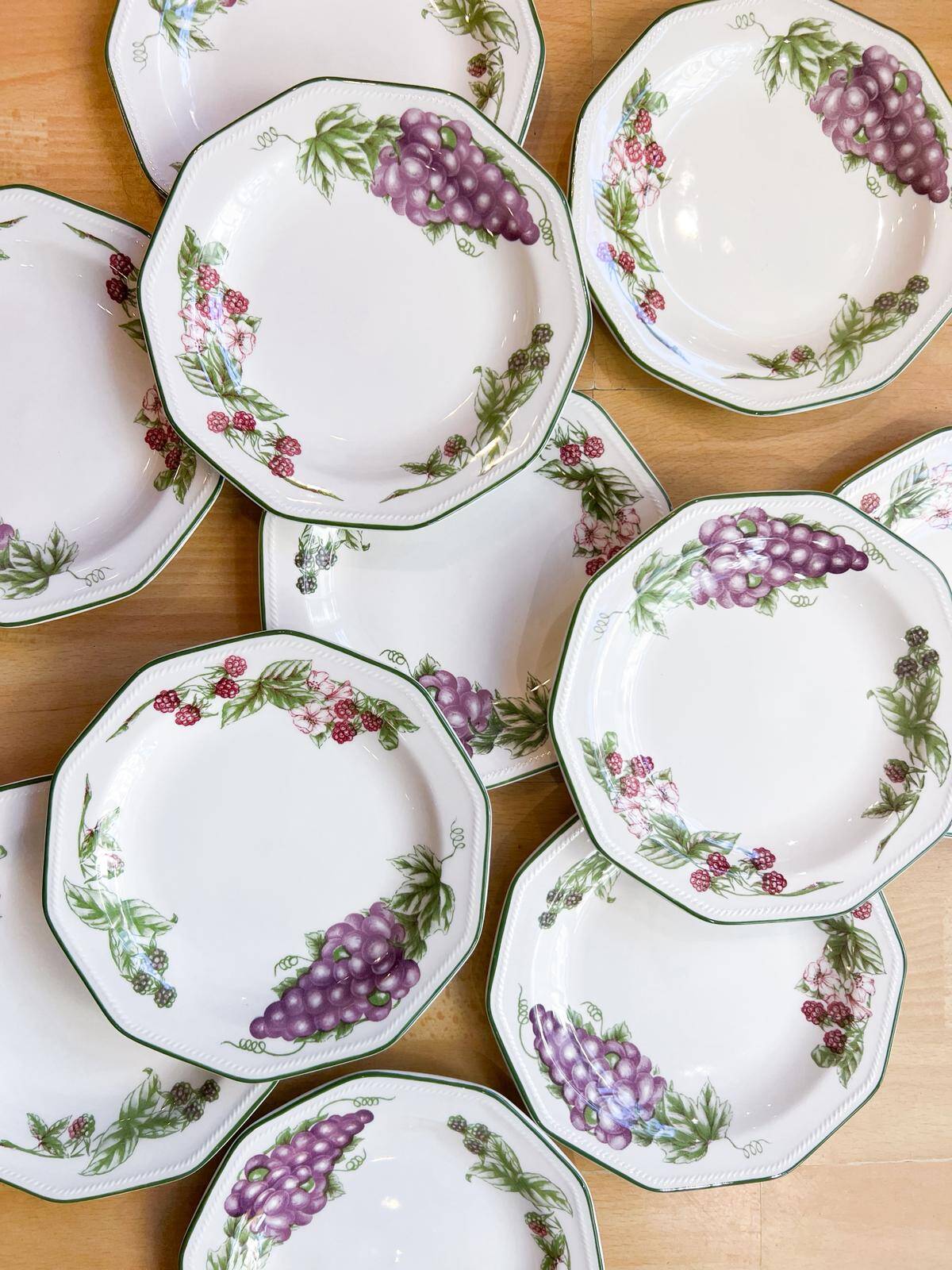 11 dessert plates Churchill - England