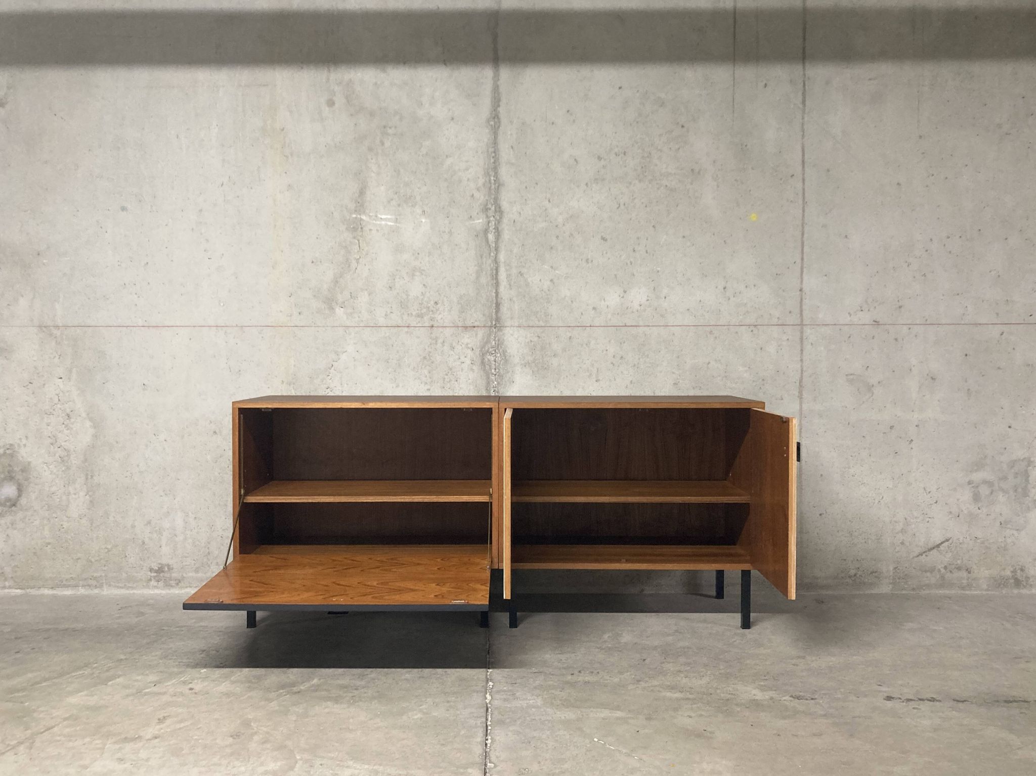 Enfilade moderniste noire et blanche Philippon et Lecoq vintage années 60