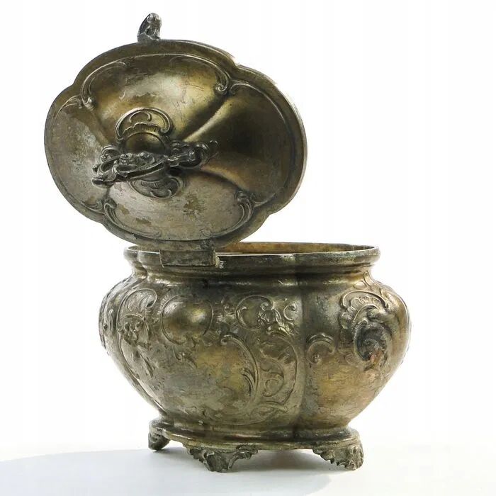 R8E Albert Kohler - elliptical sugar bowl in rococo style