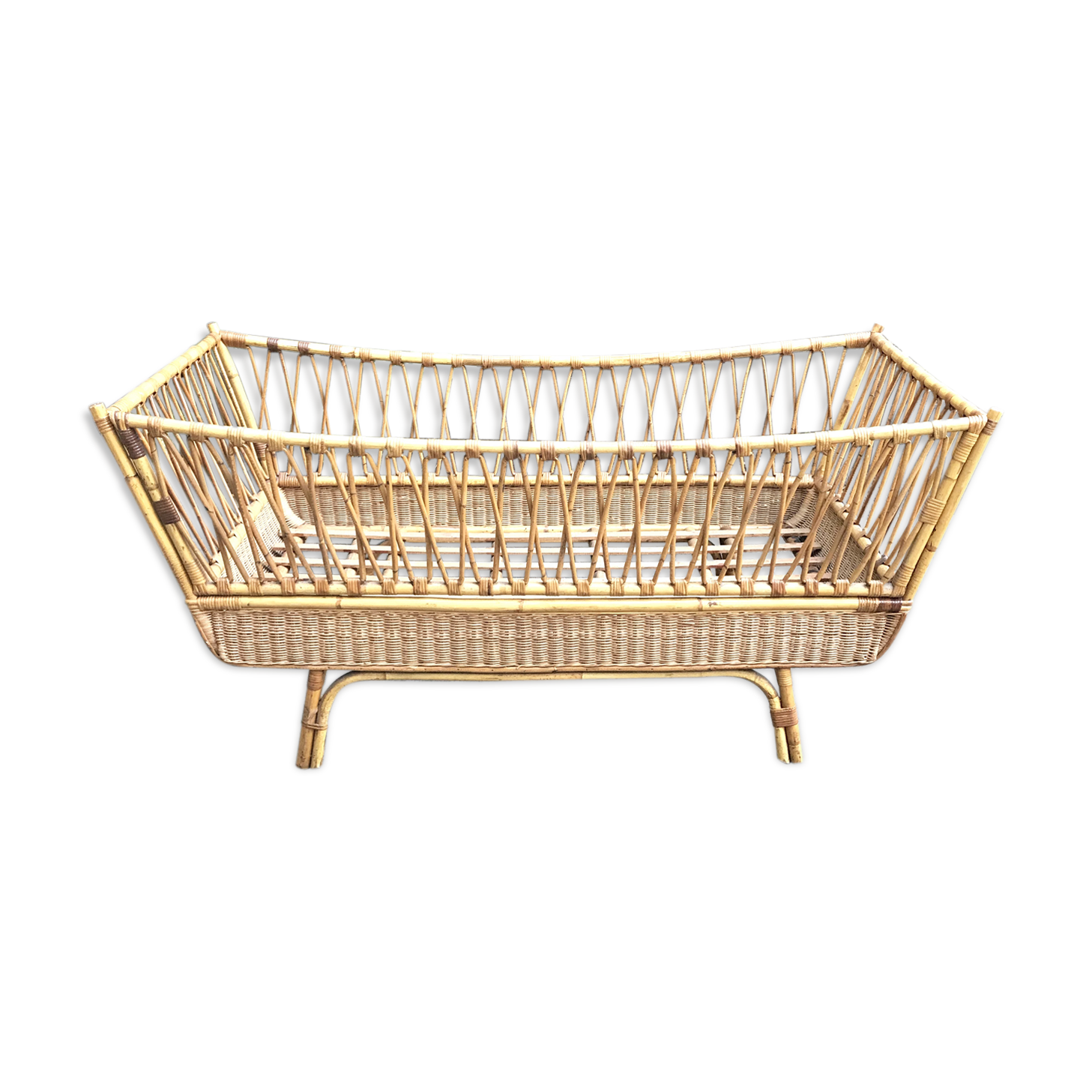 Evolutionary cradle rattan daybed