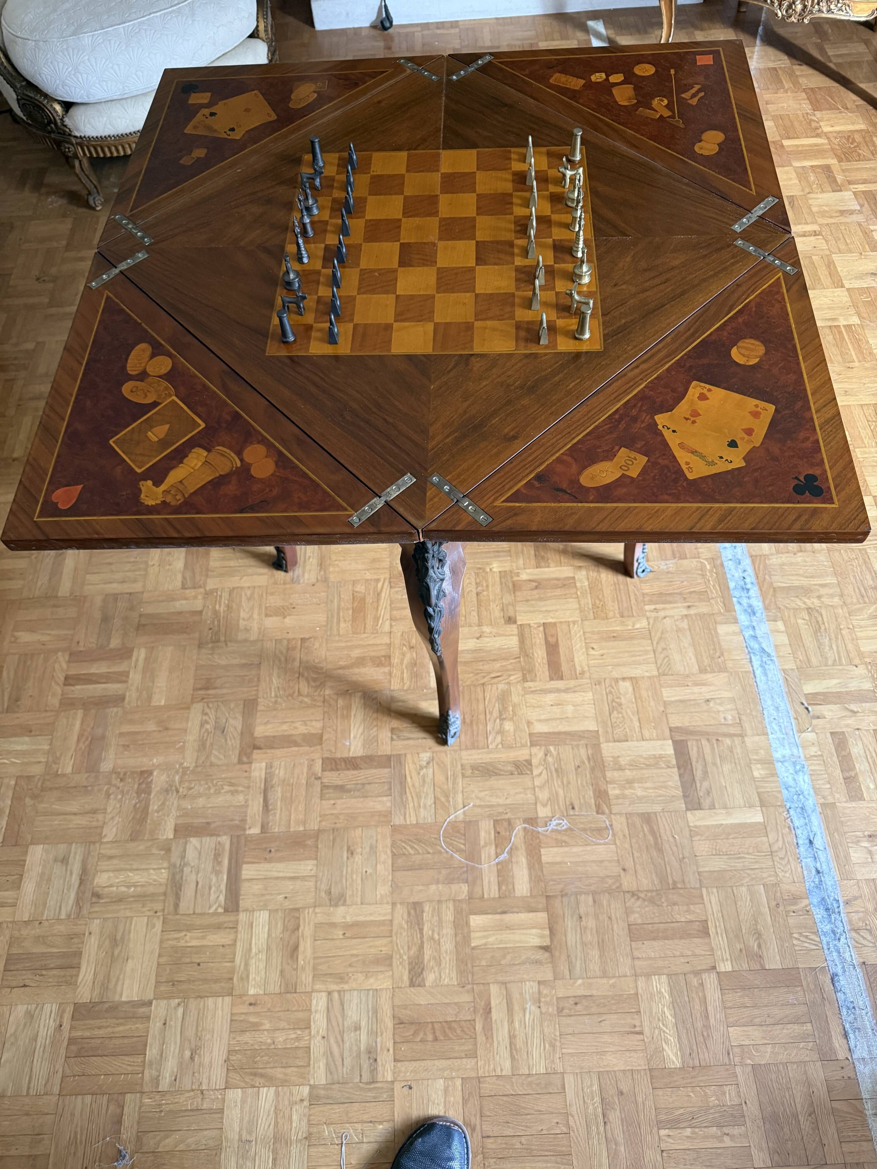 Table à jeux mouchoir style Louis XV marqueterie échecs