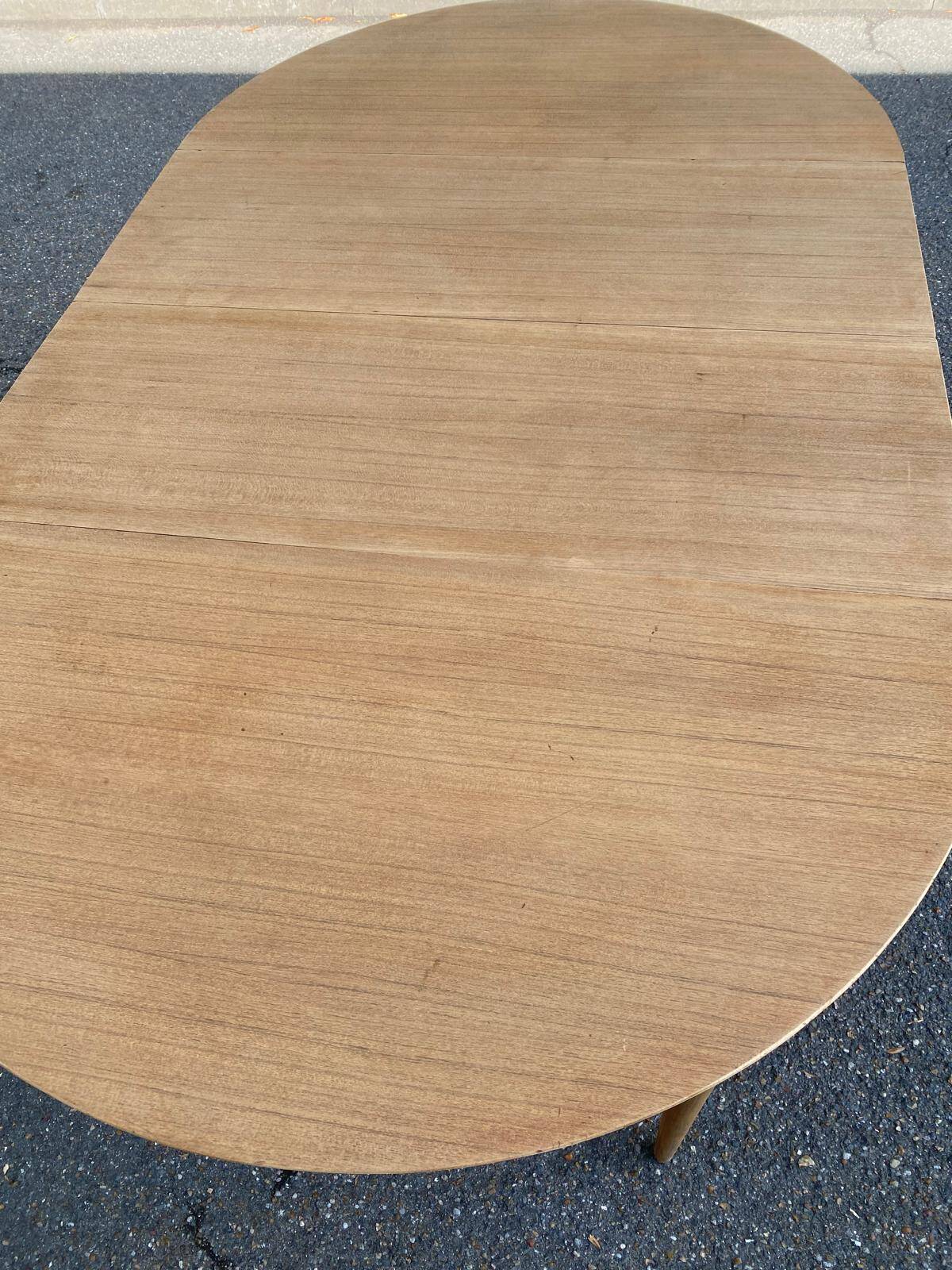 Table à manger scandinave ronde extensible décapée en teck brut 1950