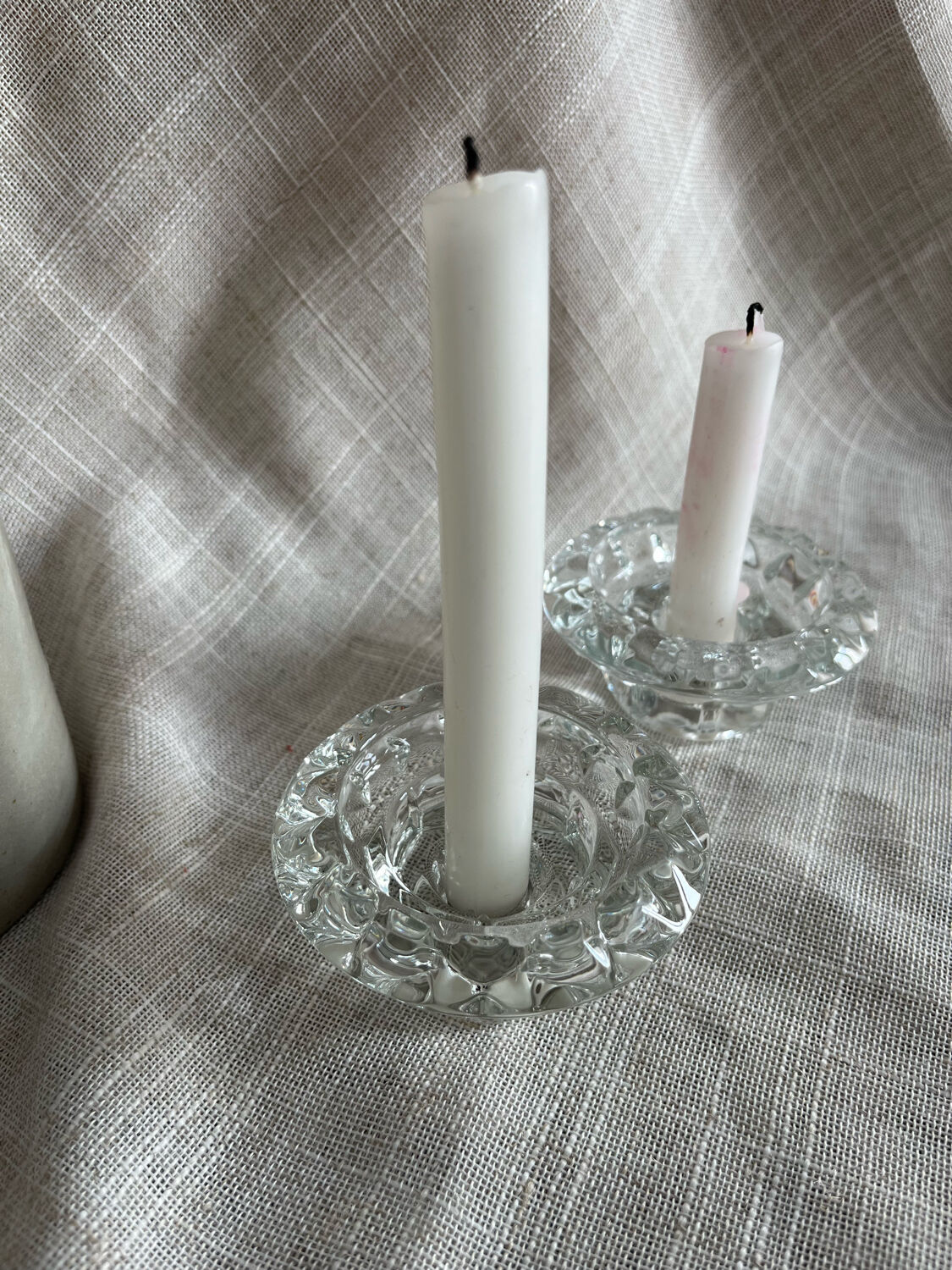 Paire de bougeoirs en verre