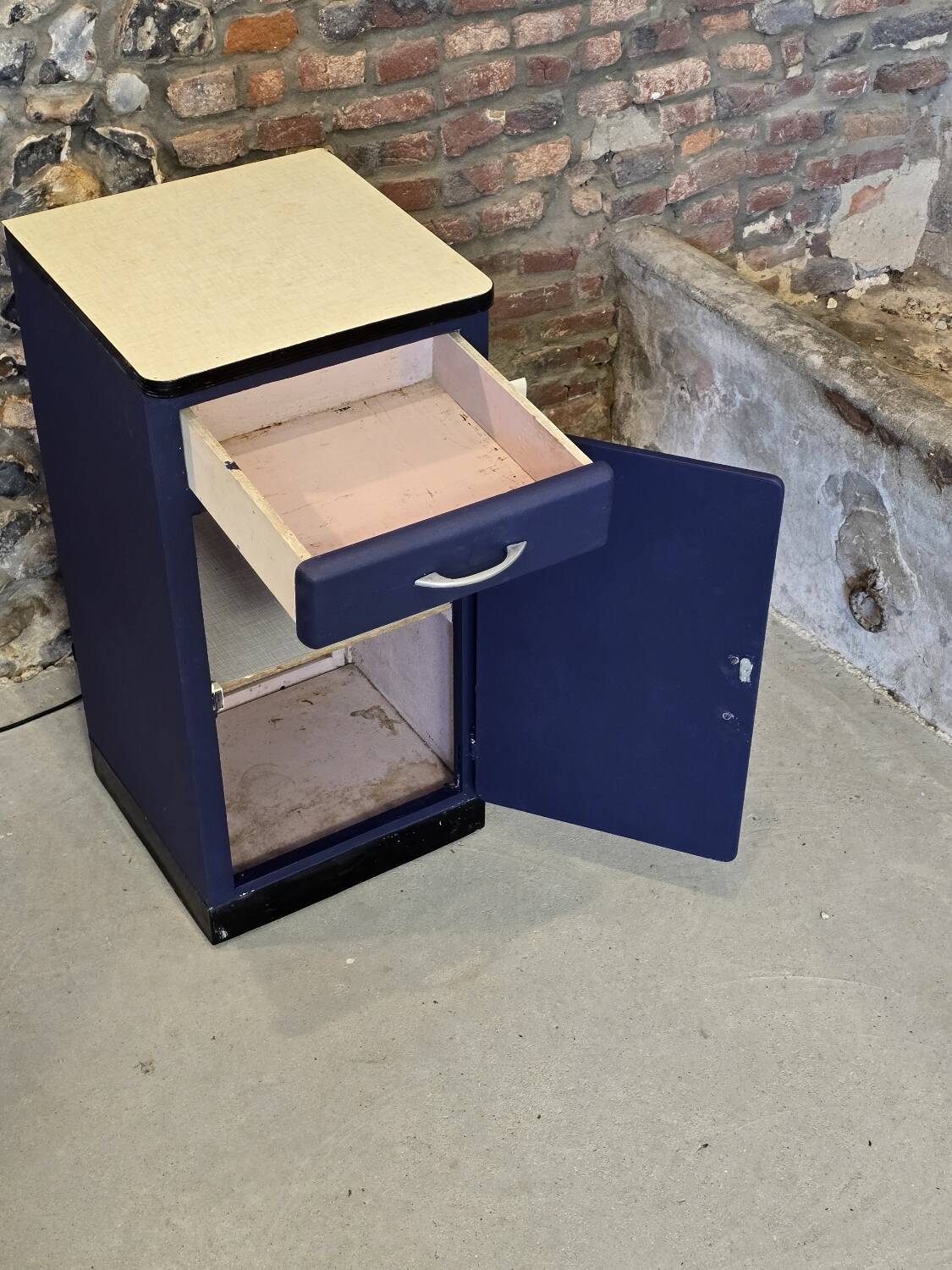 Petit meuble de cuisine Mado 1960 repeint en bleu de Sèvres