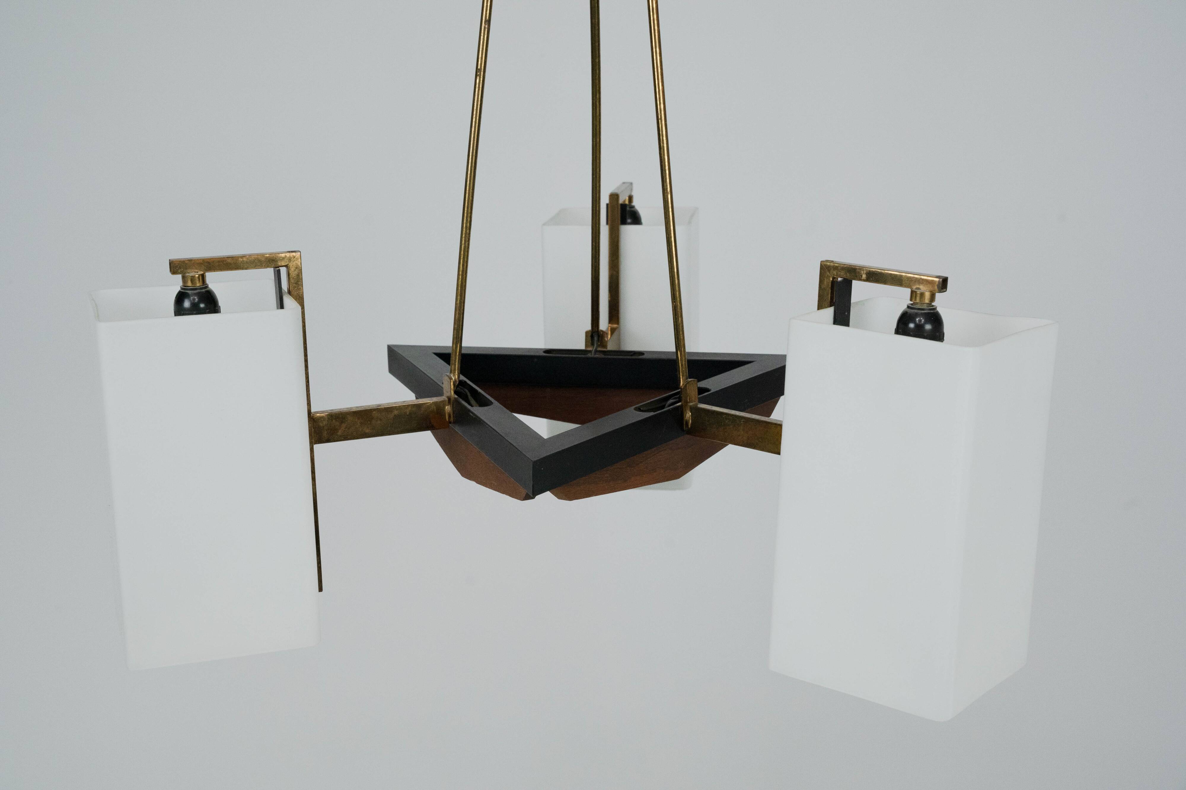 Chandelier à trois bras de style mid-century par Stilnovo. Italie, années 1950.