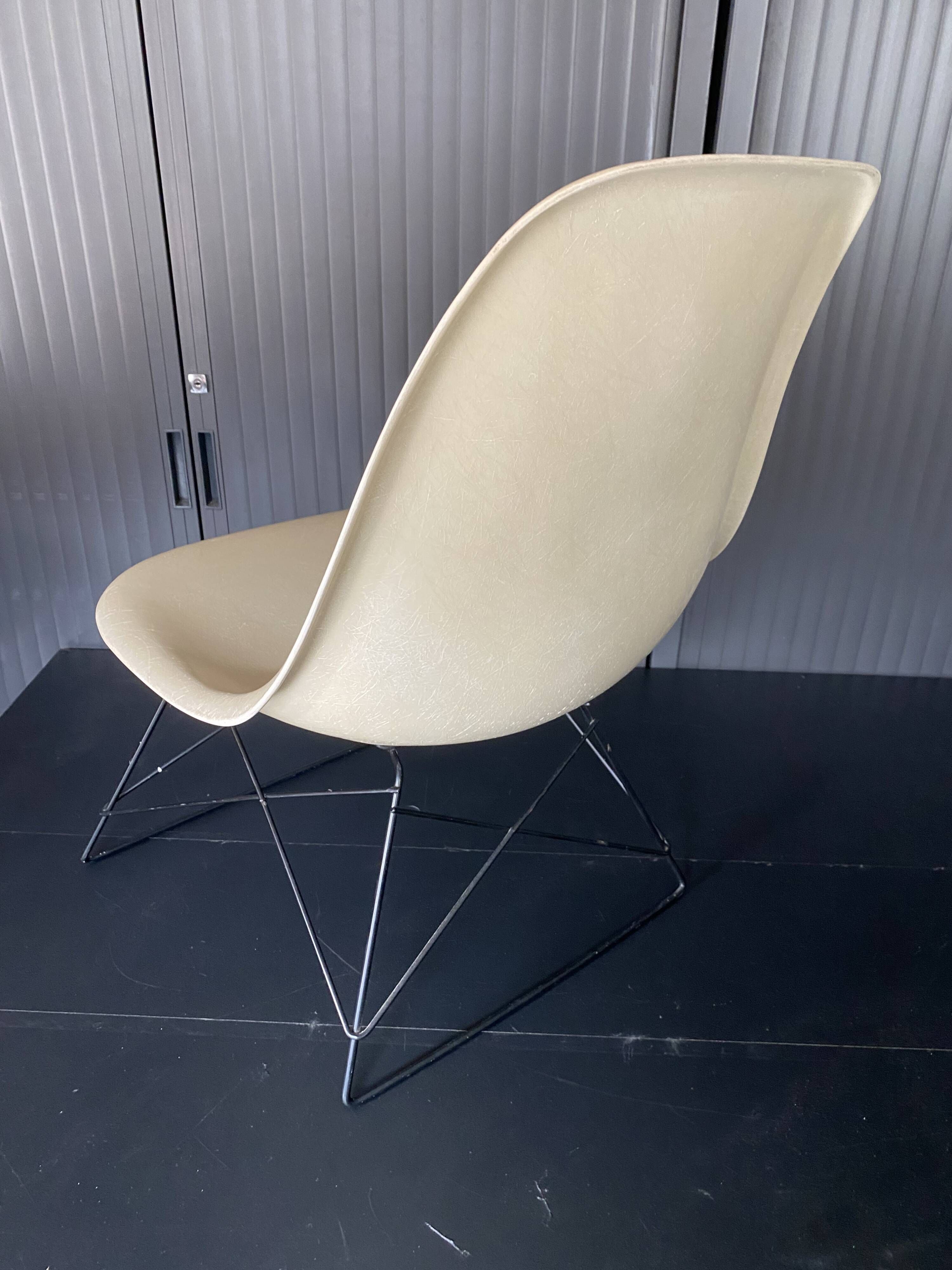 Eames lounge chair white fibre parchment base cat’s cradle Herman Miller