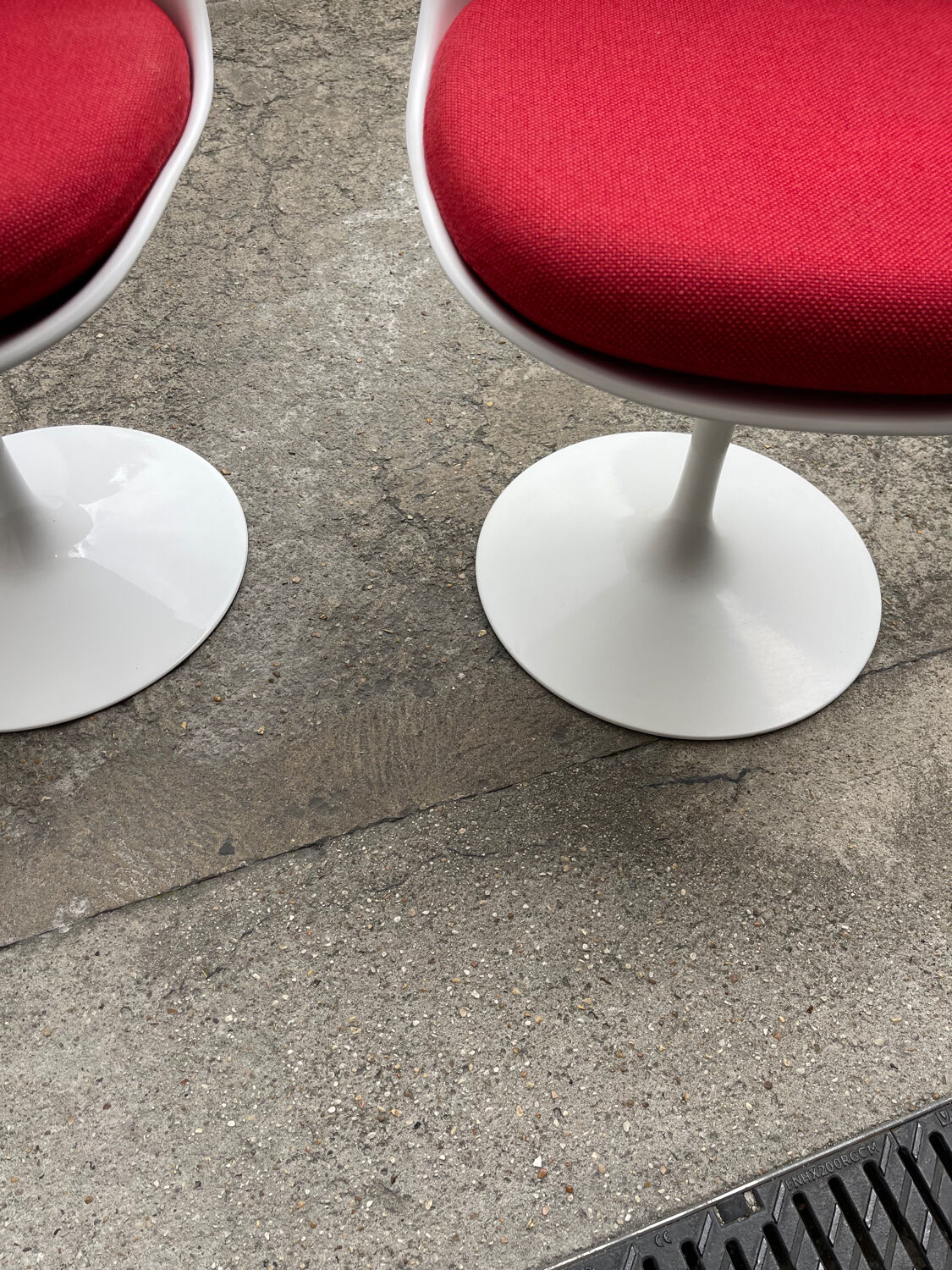 Pair of TULIP Eero Saarinen knoll international chairs