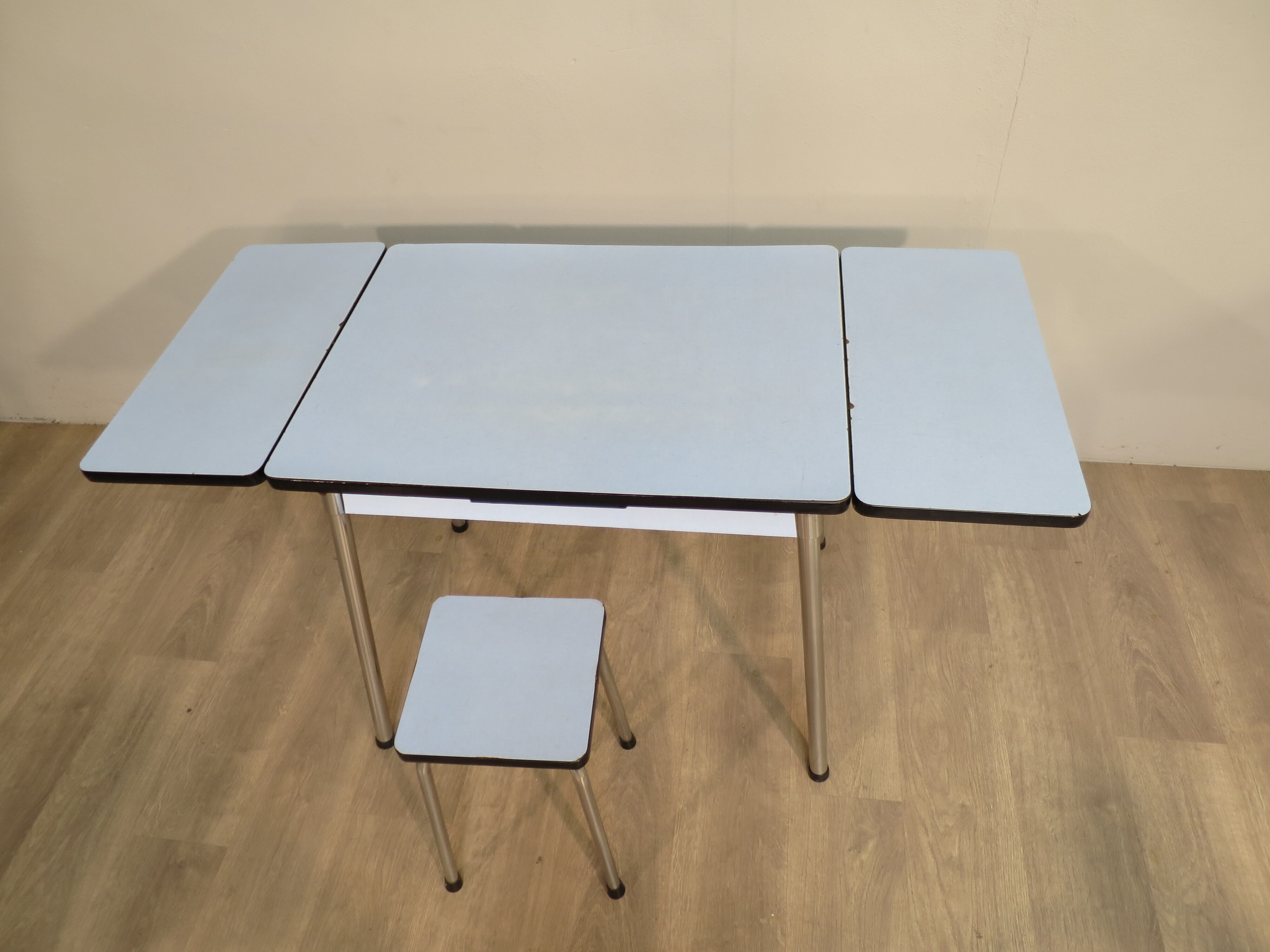 Table et tabouret en formica bleu